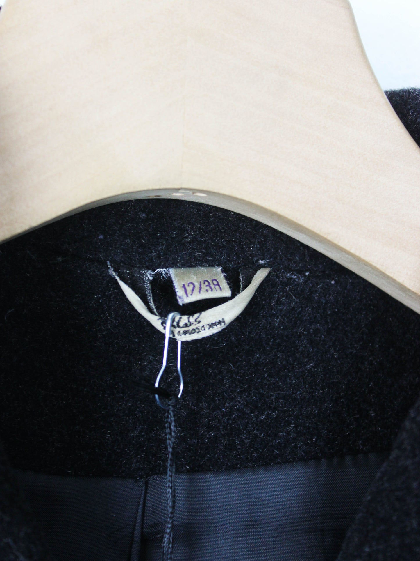 Чорне пальто на ґудзиках із стійкою