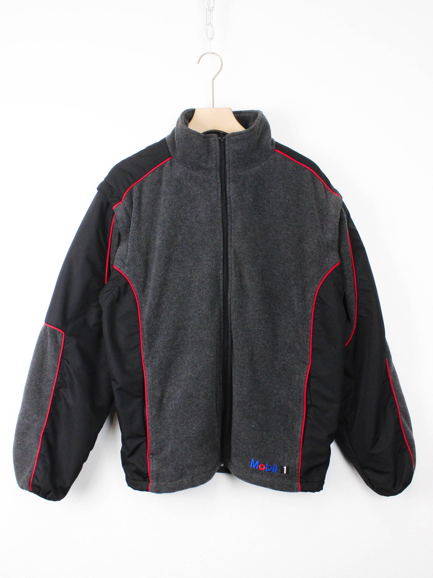 Фліска Mobil 1 з логотипами