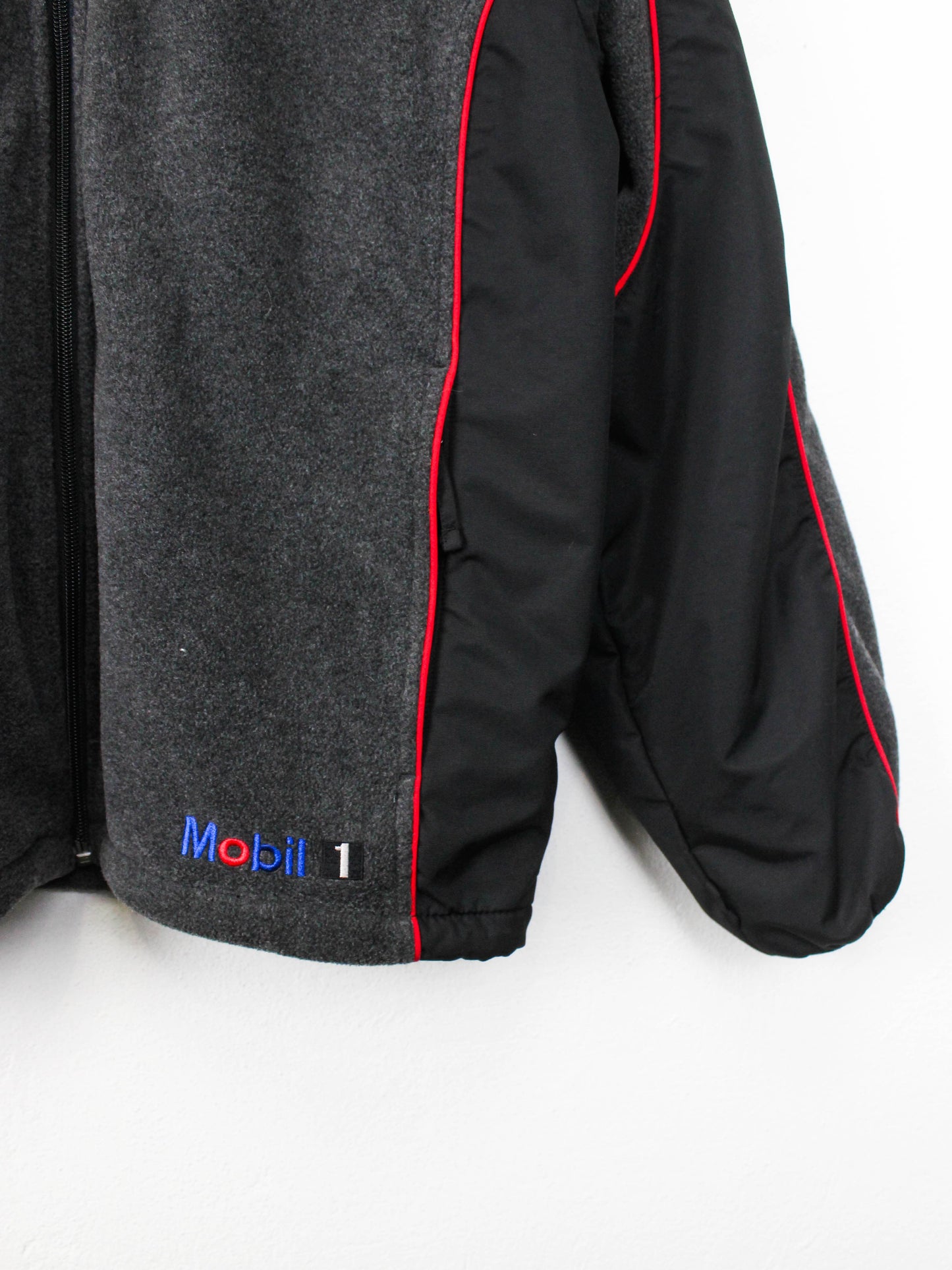 Фліска Mobil 1 з логотипами