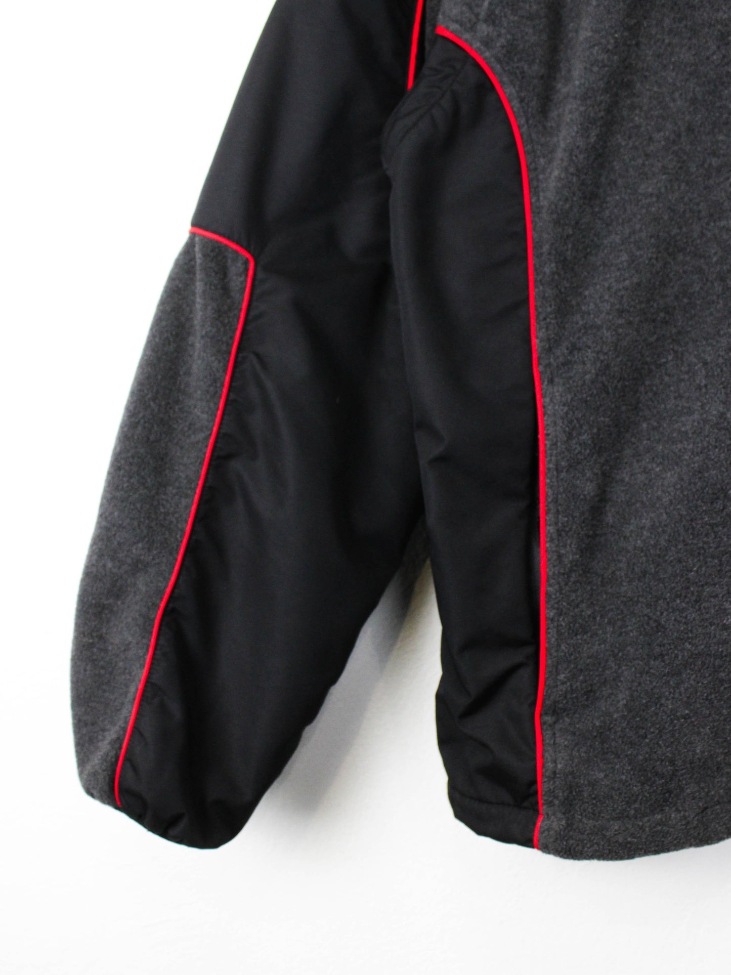 Фліска Mobil 1 з логотипами