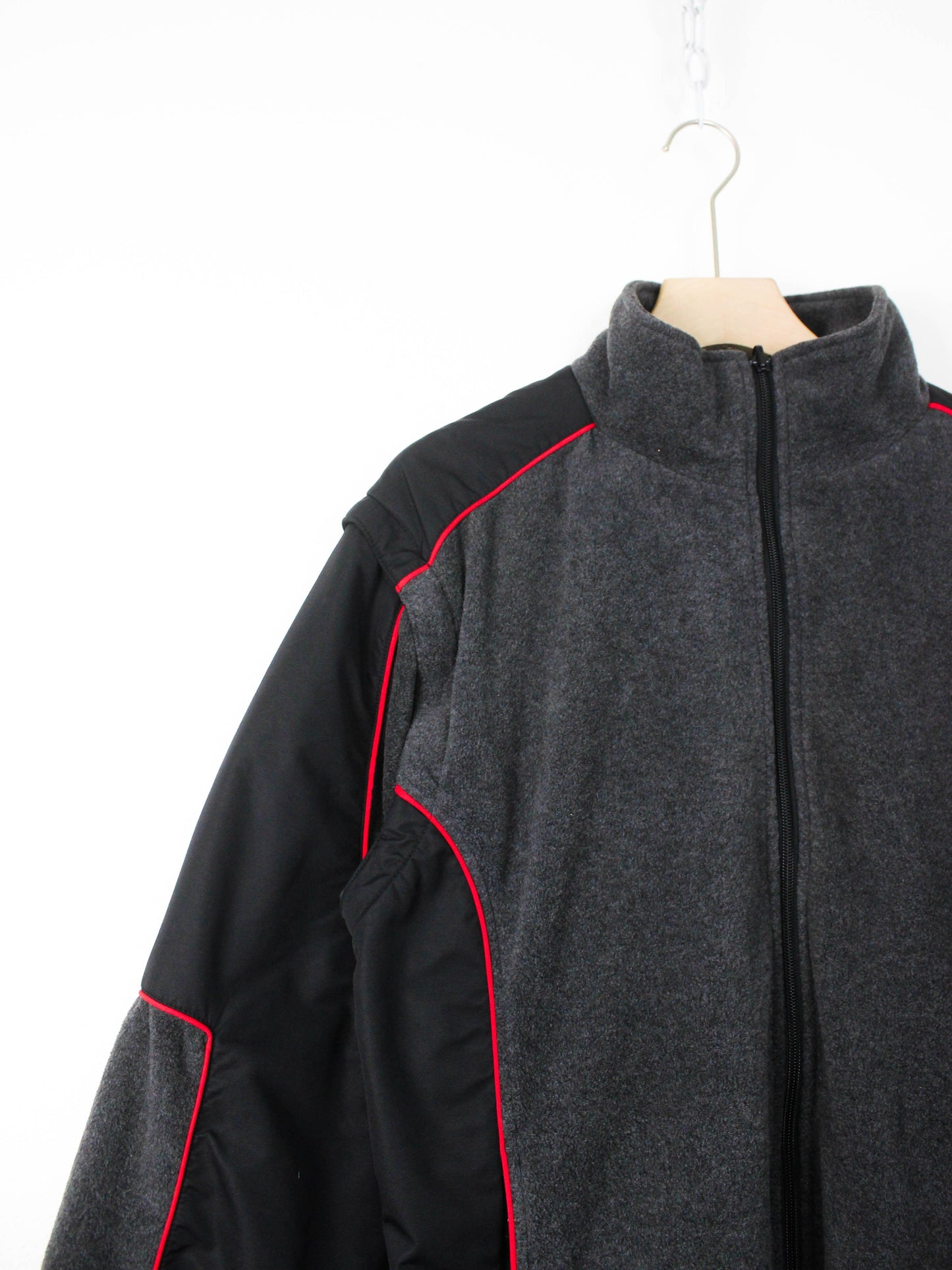 Фліска Mobil 1 з логотипами