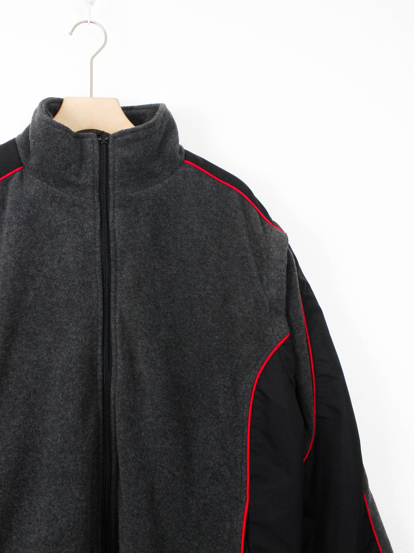 Фліска Mobil 1 з логотипами