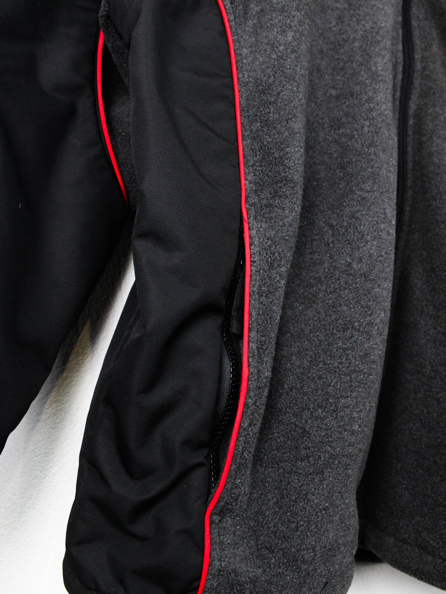 Фліска Mobil 1 з логотипами