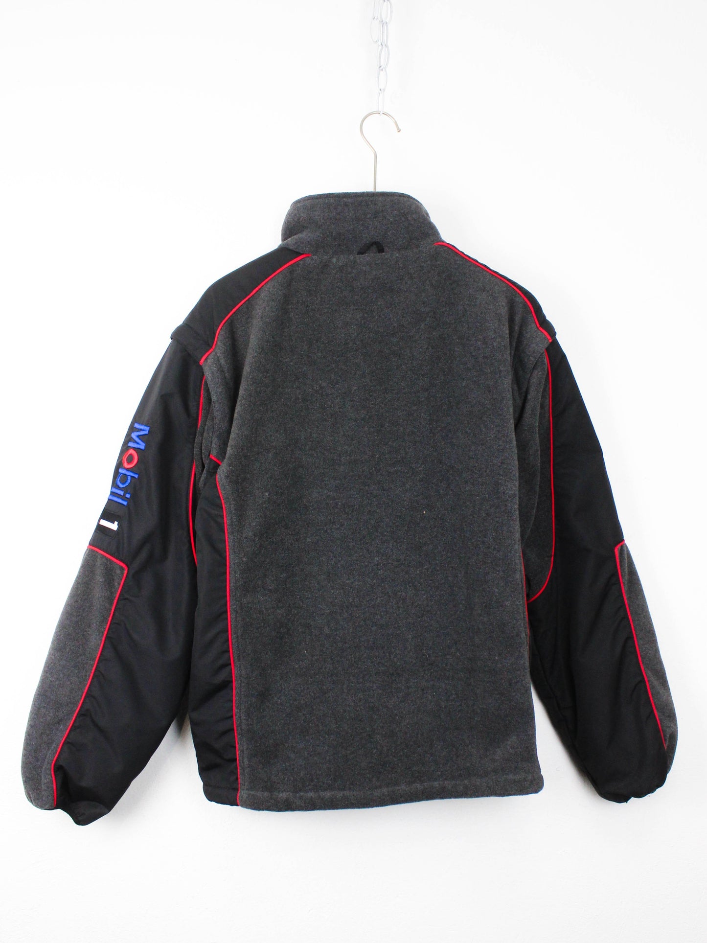 Фліска Mobil 1 з логотипами