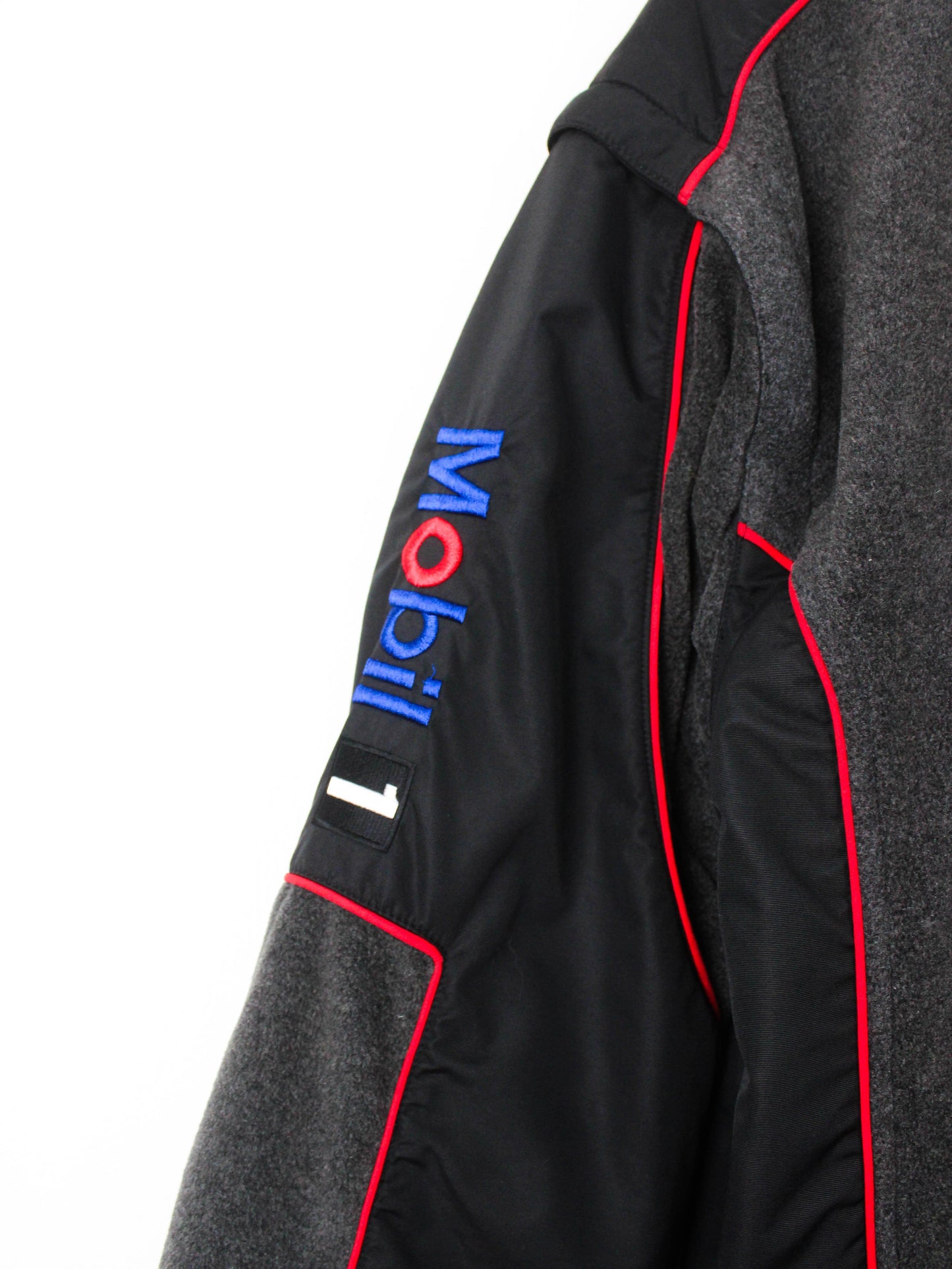 Фліска Mobil 1 з логотипами