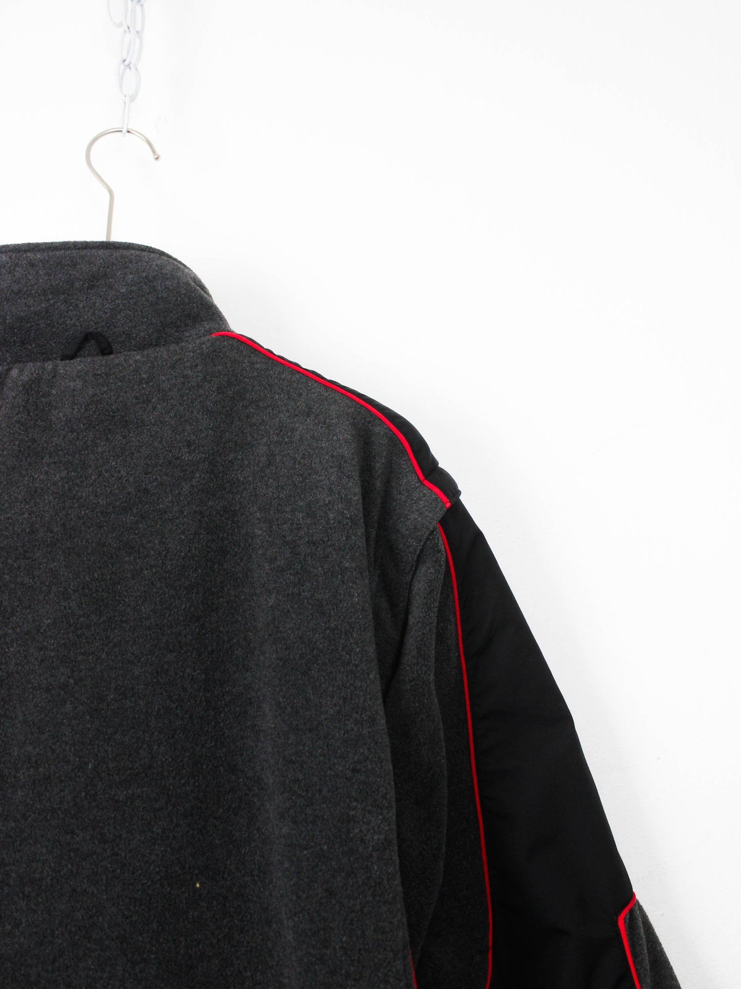 Фліска Mobil 1 з логотипами