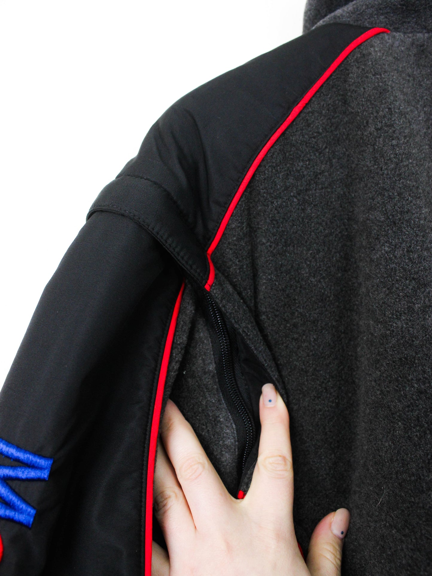 Фліска Mobil 1 з логотипами