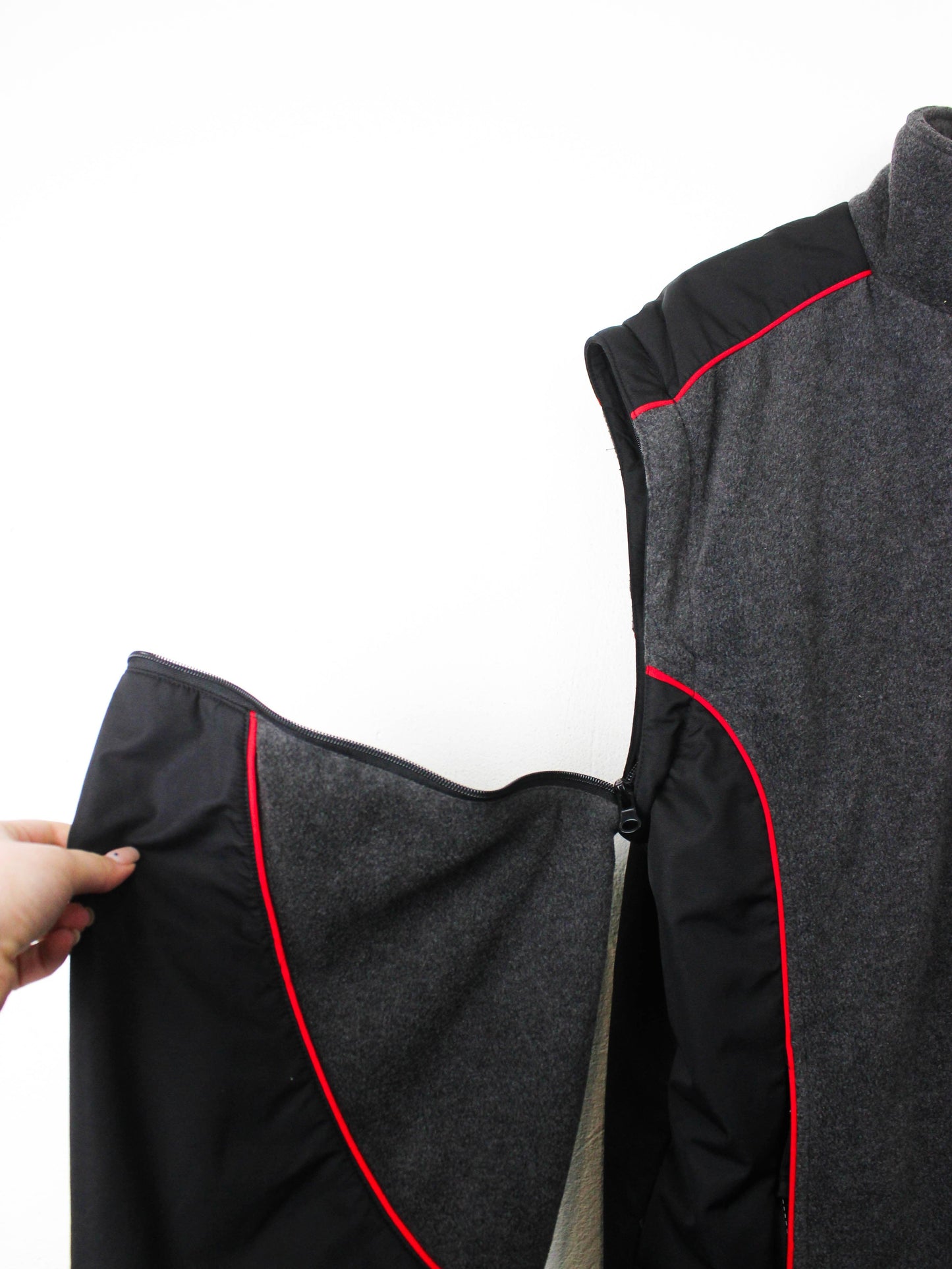 Фліска Mobil 1 з логотипами