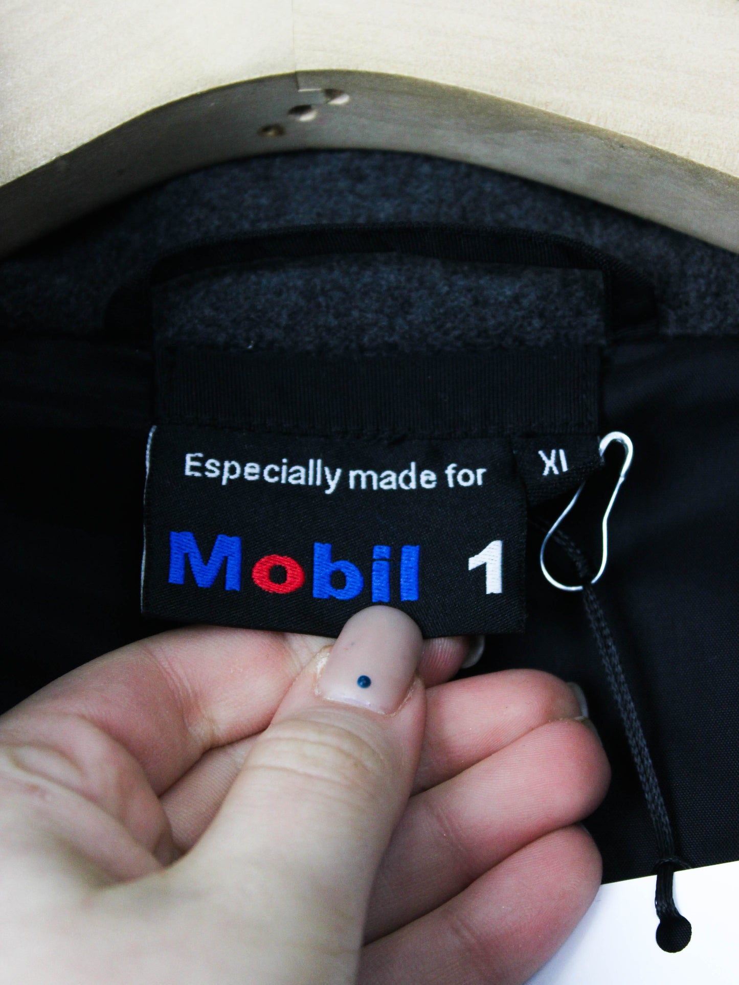 Фліска Mobil 1 з логотипами