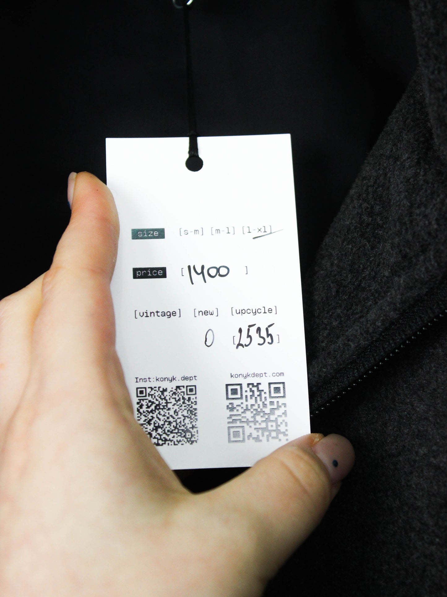 Фліска Mobil 1 з логотипами