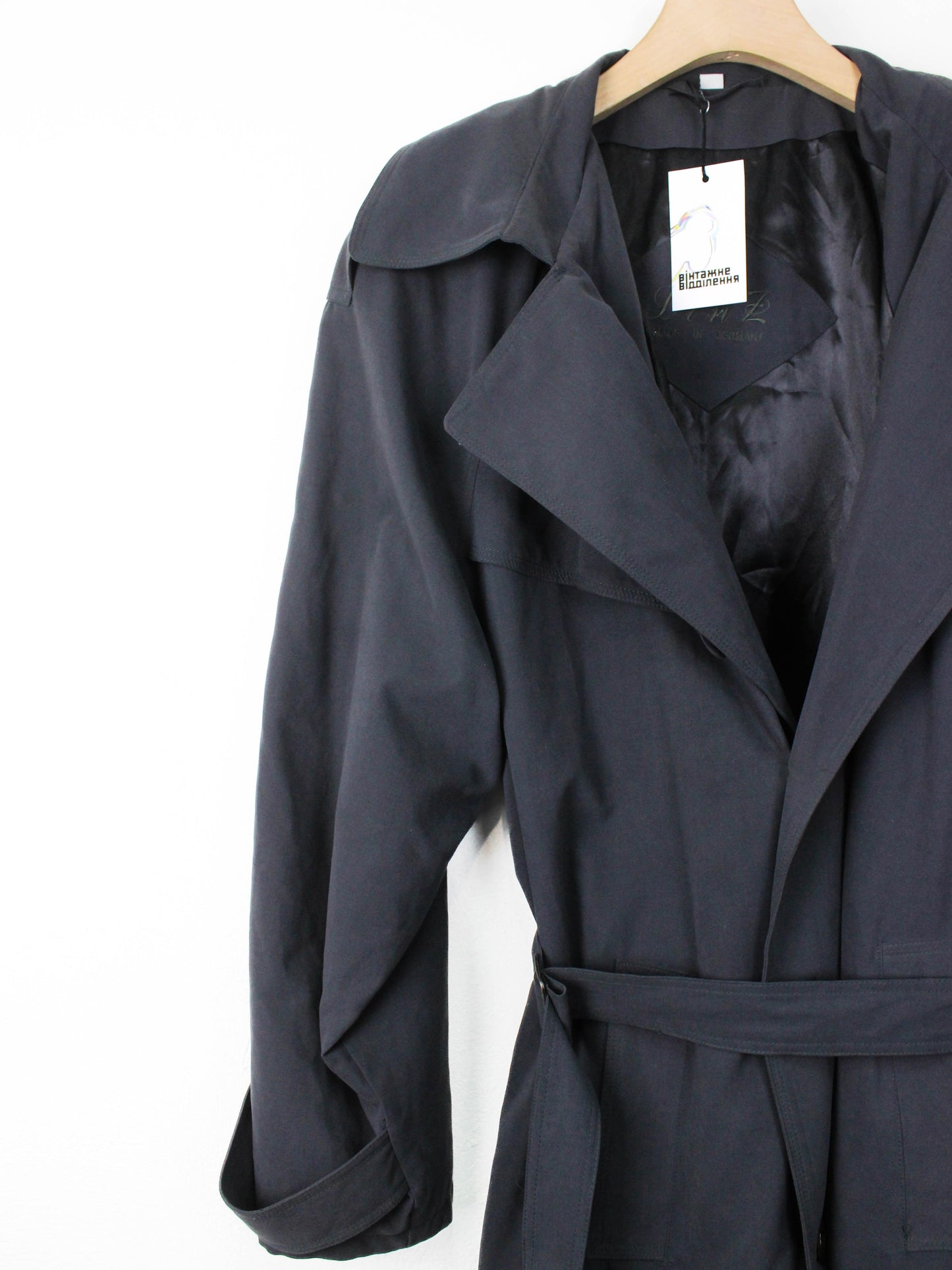 Вінтажний чорний німецький тренч з поясом і погонами