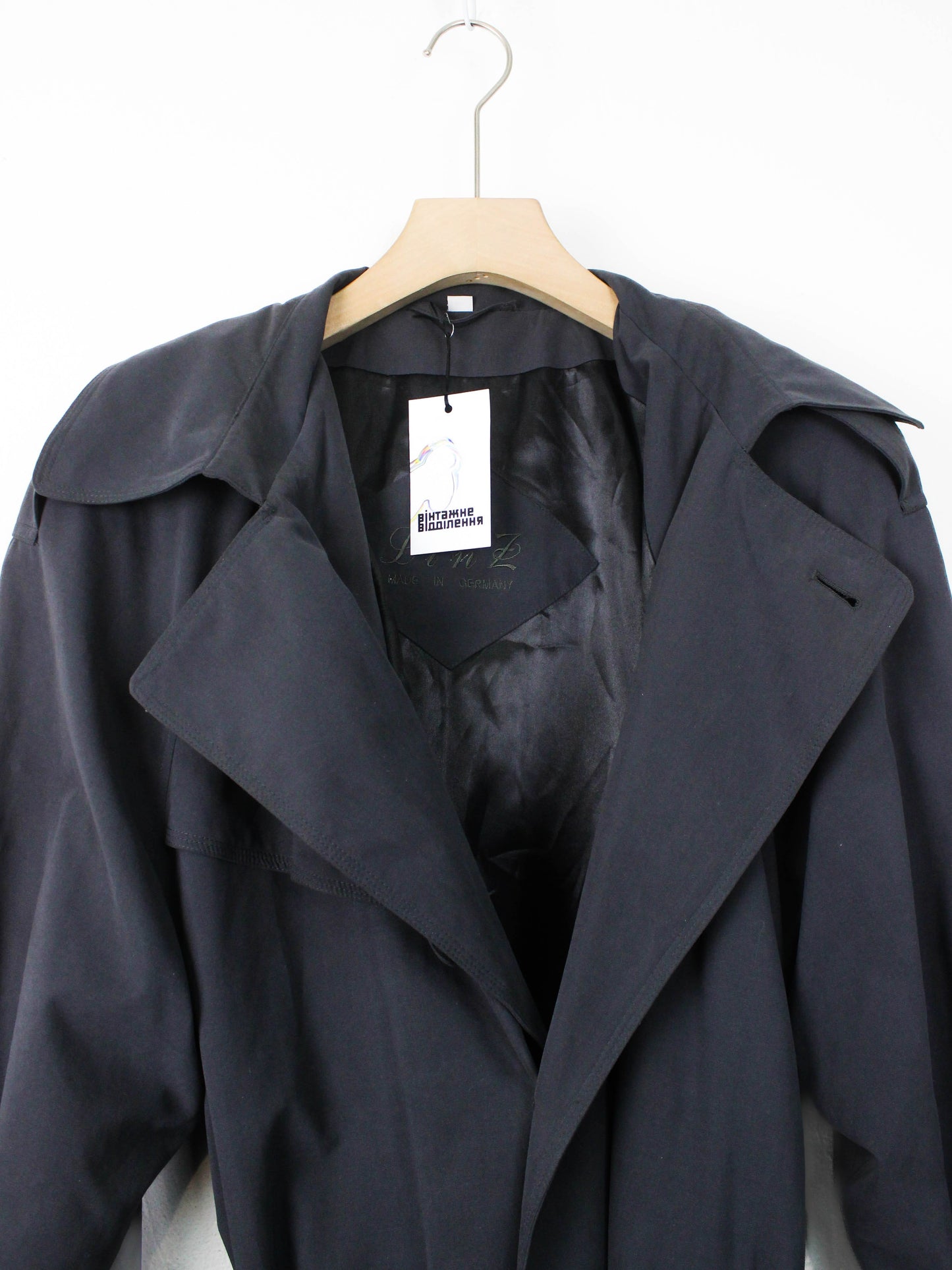 Вінтажний чорний німецький тренч з поясом і погонами