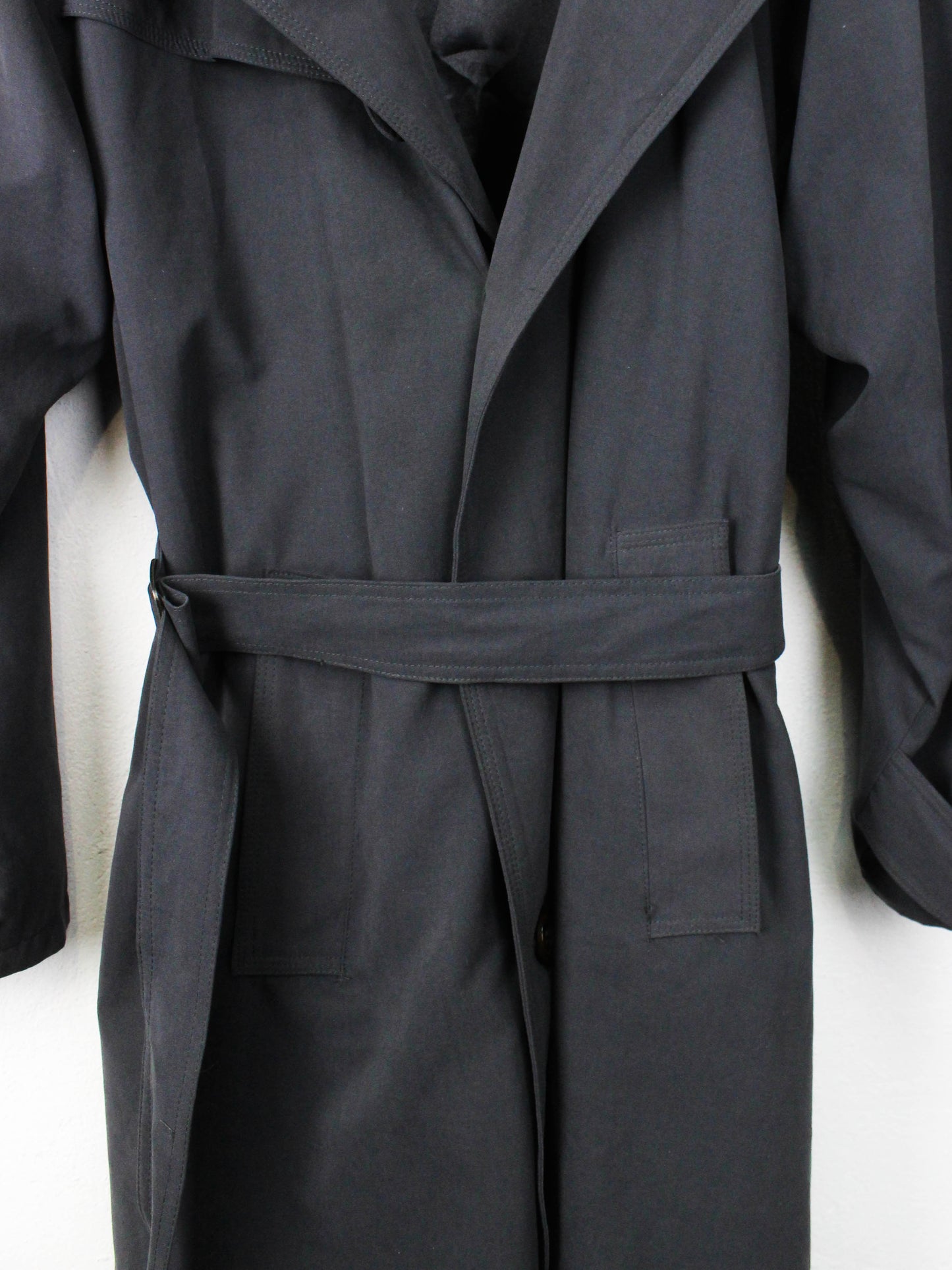 Вінтажний чорний німецький тренч з поясом і погонами