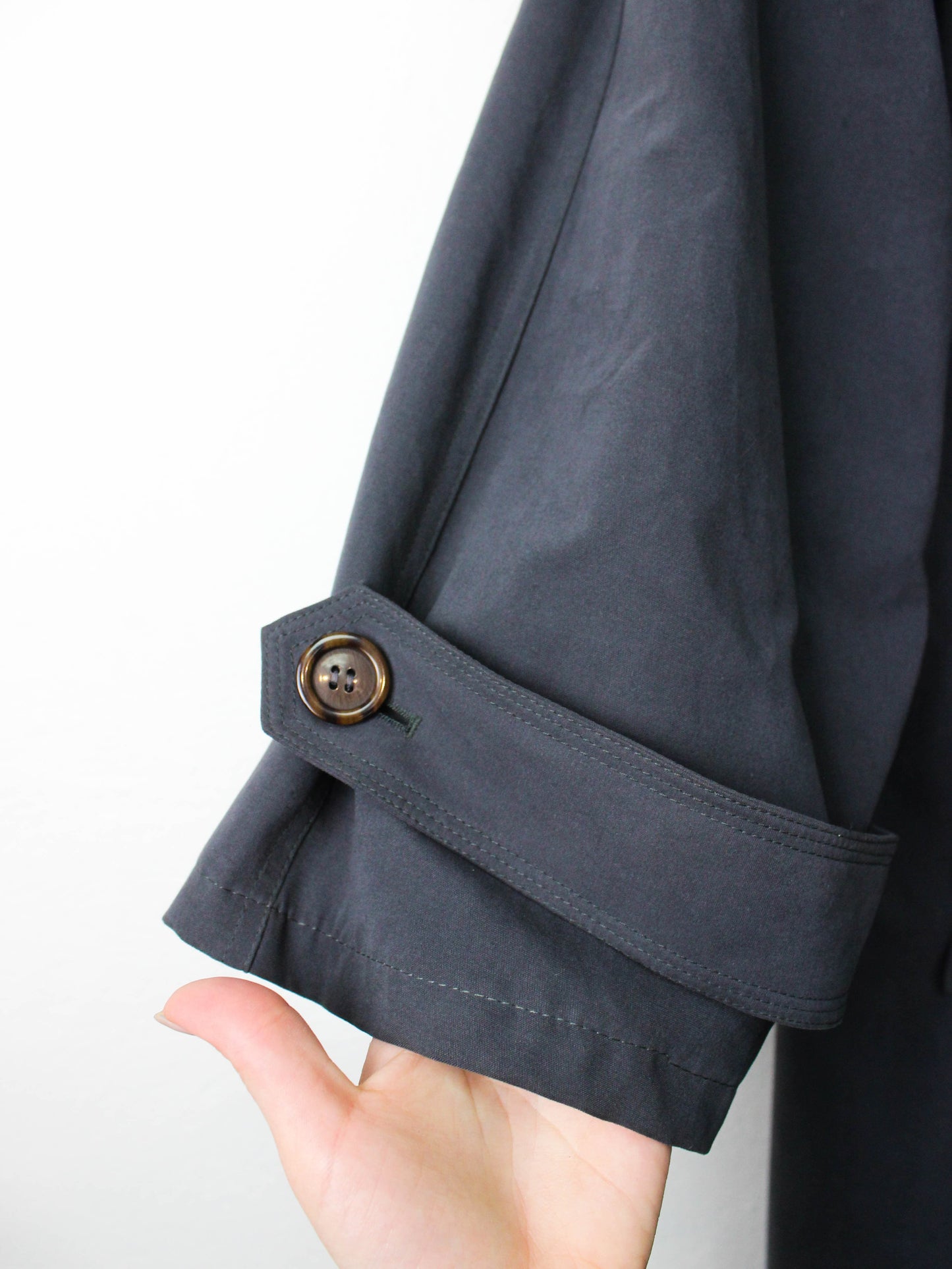 Вінтажний чорний німецький тренч з поясом і погонами