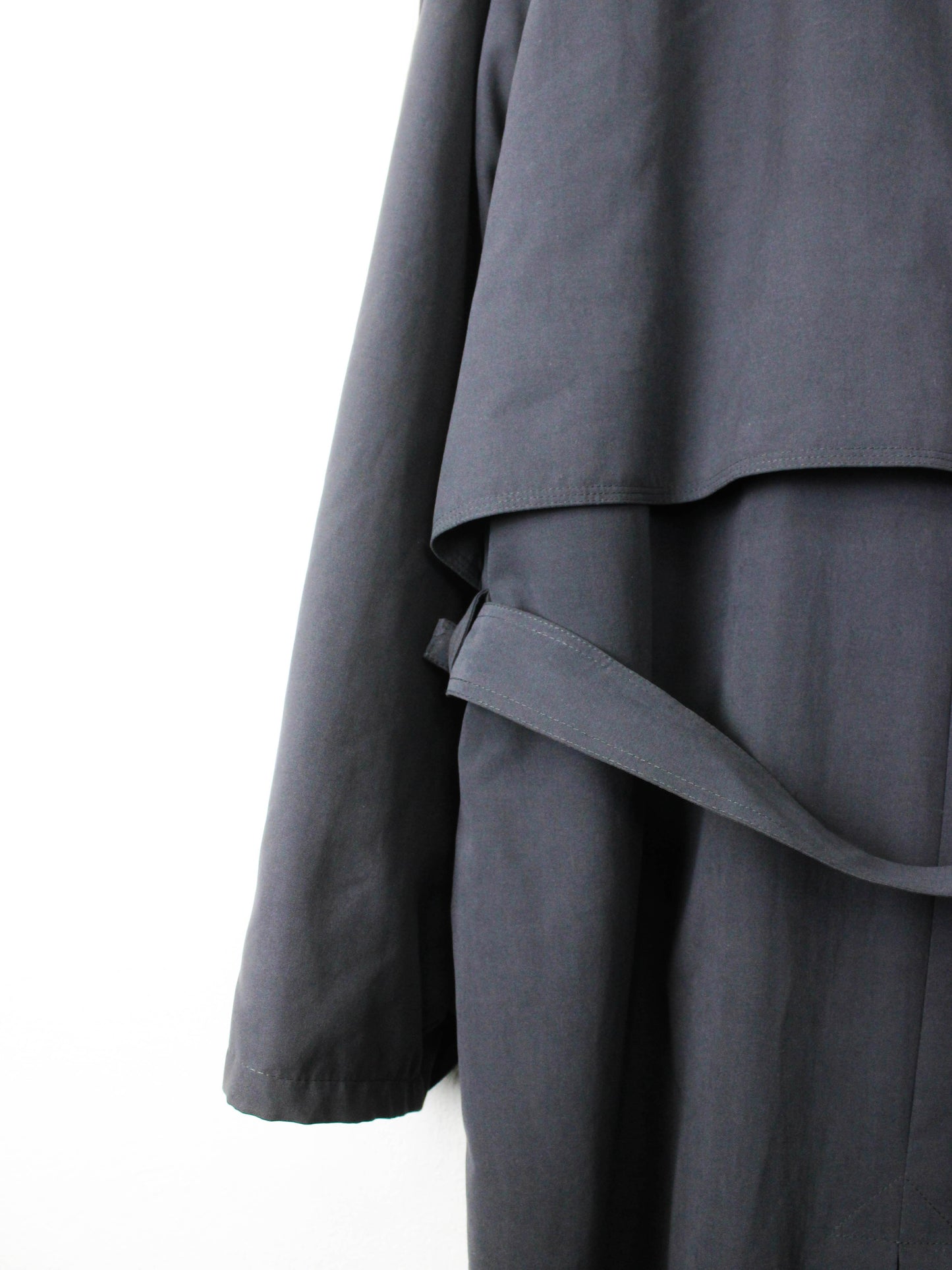 Вінтажний чорний німецький тренч з поясом і погонами