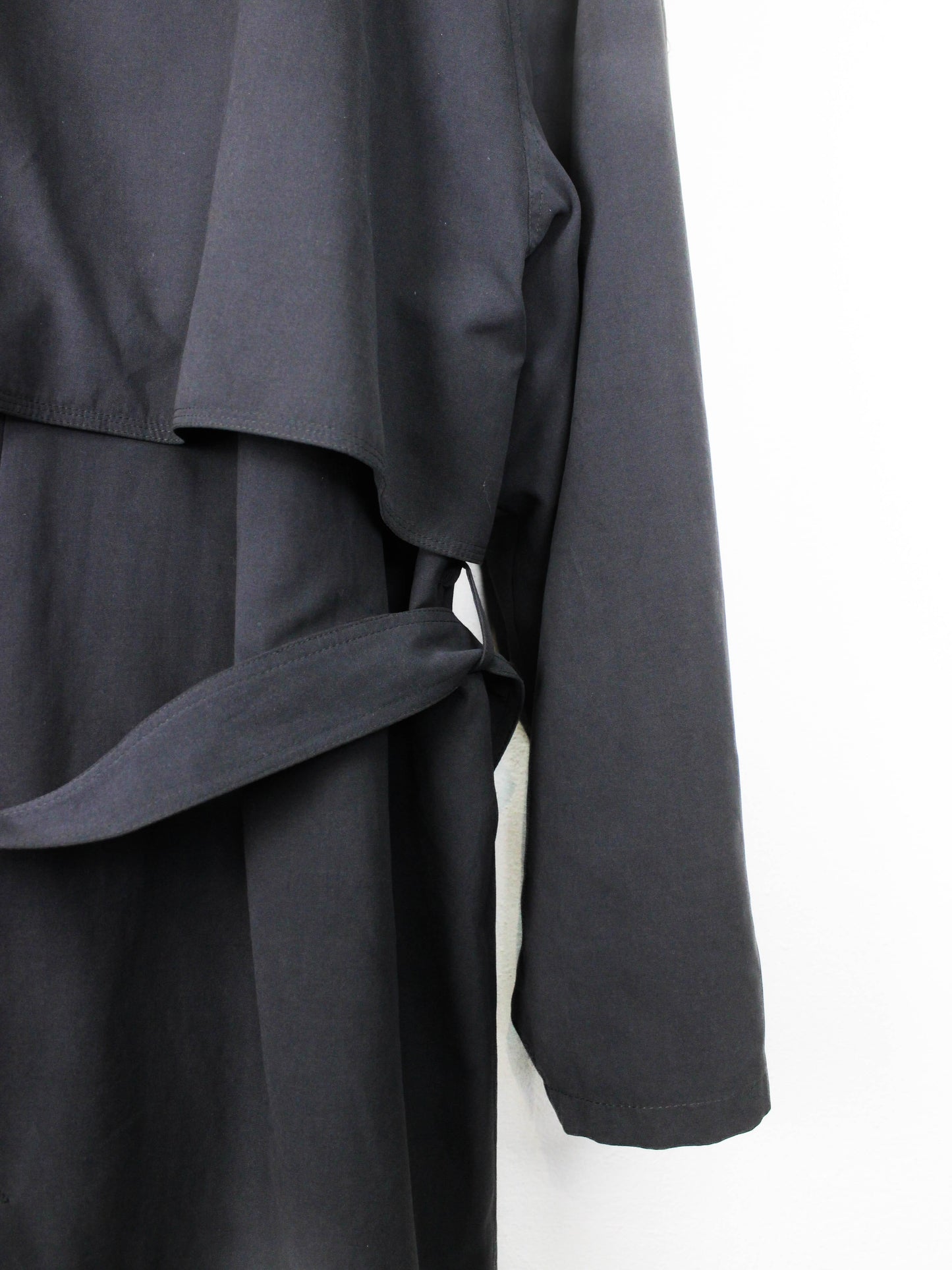 Вінтажний чорний німецький тренч з поясом і погонами