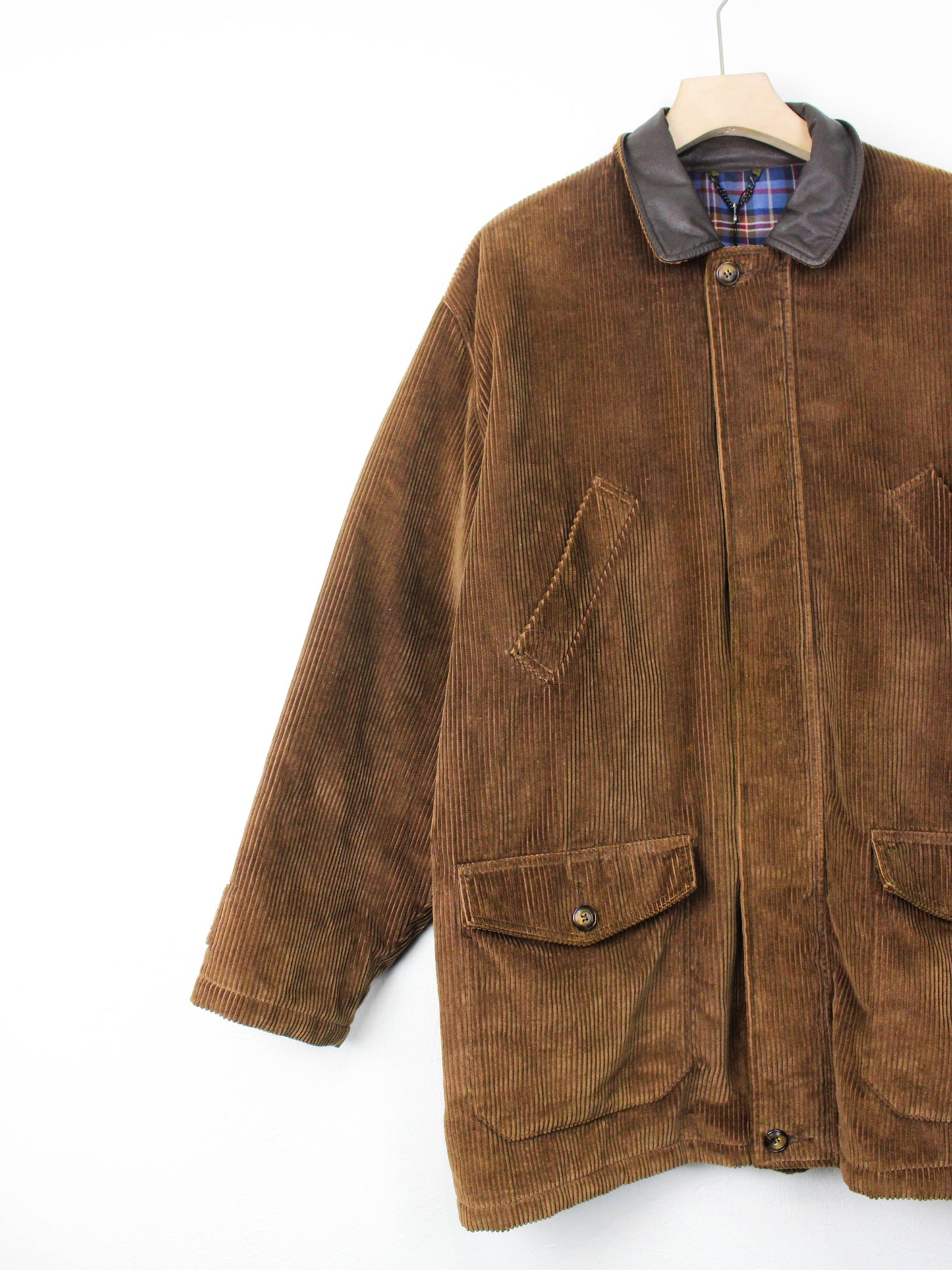 Коричнева вельветова куртка з вовняною підкладкою