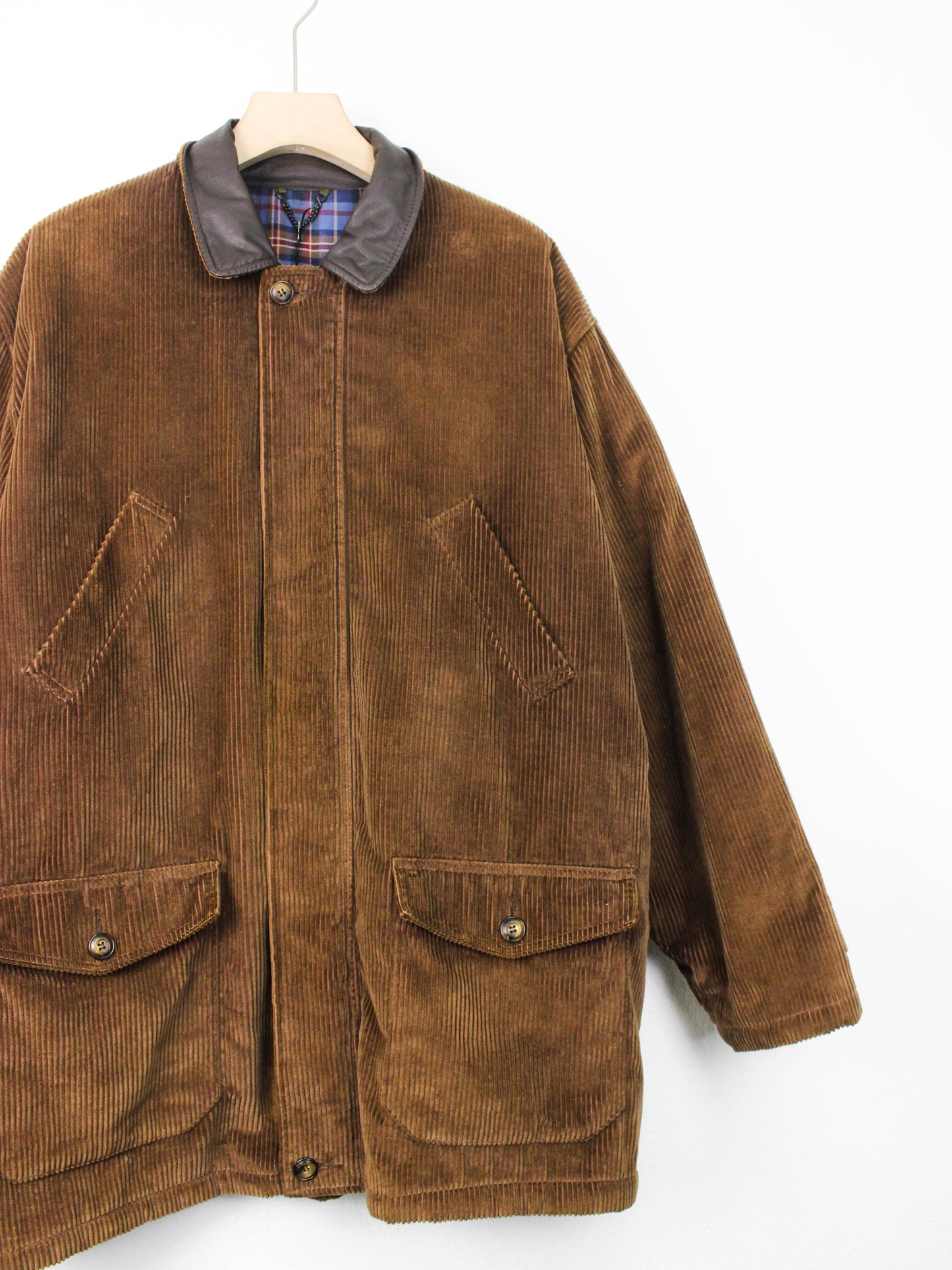 Коричнева вельветова куртка з вовняною підкладкою