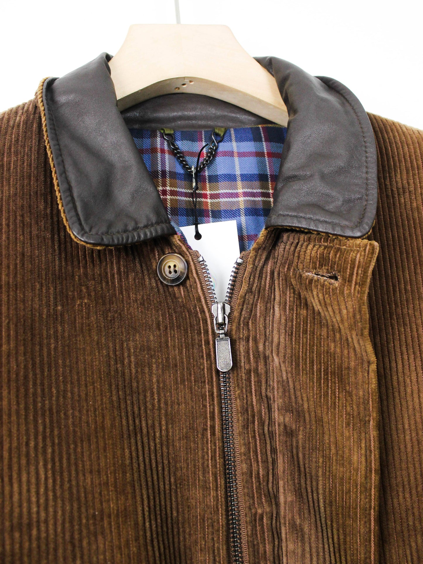 Коричнева вельветова куртка з вовняною підкладкою