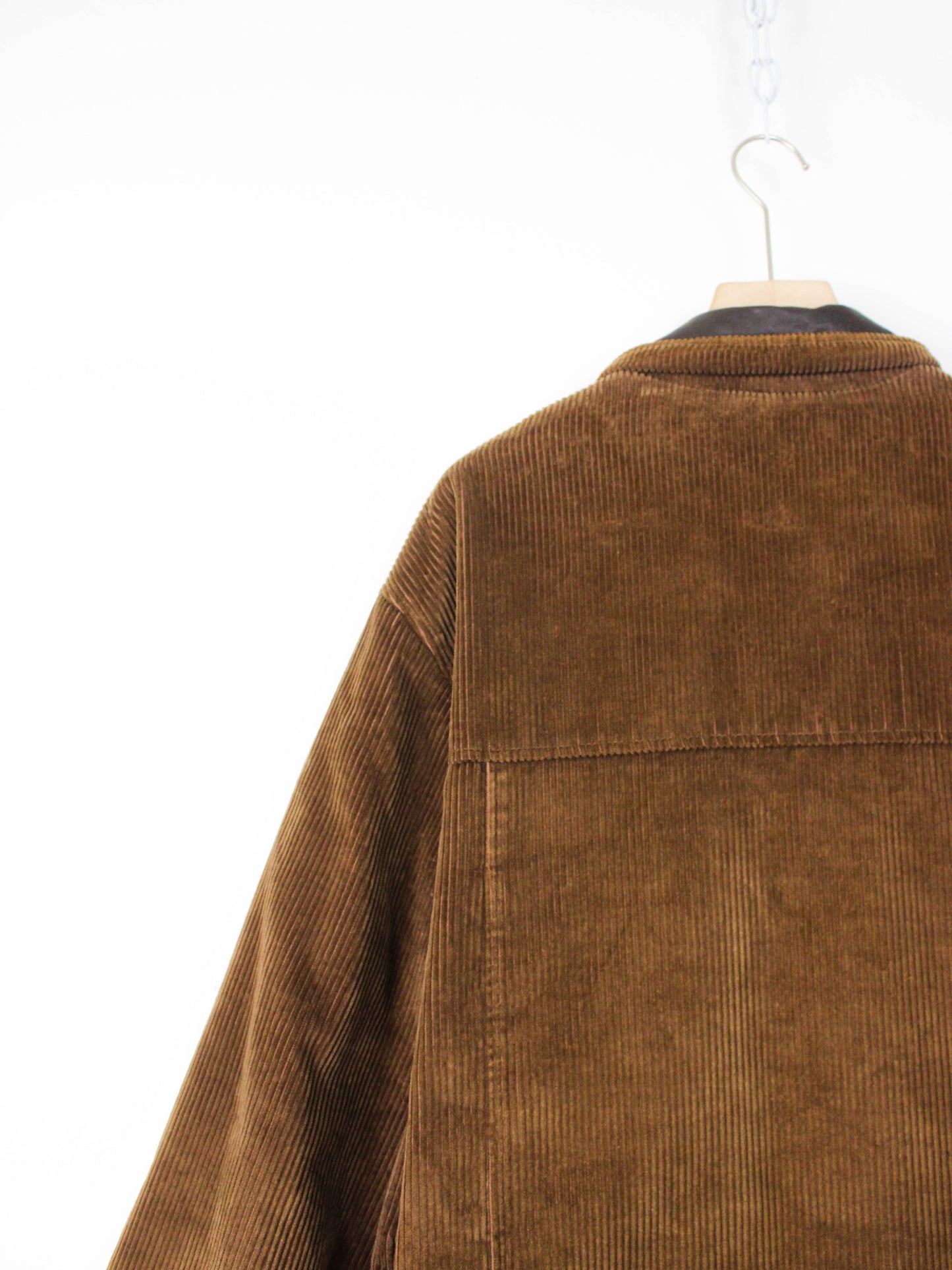 Коричнева вельветова куртка з вовняною підкладкою