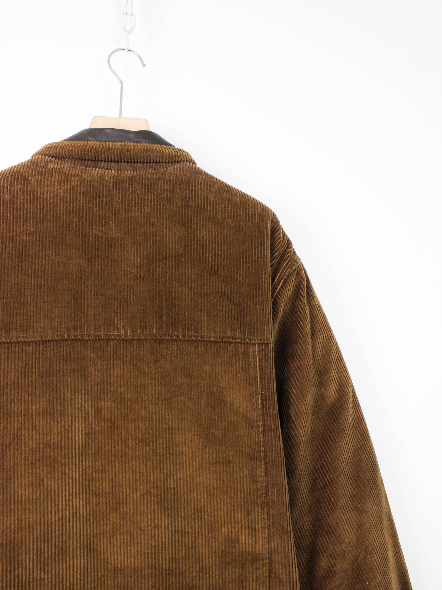 Коричнева вельветова куртка з вовняною підкладкою