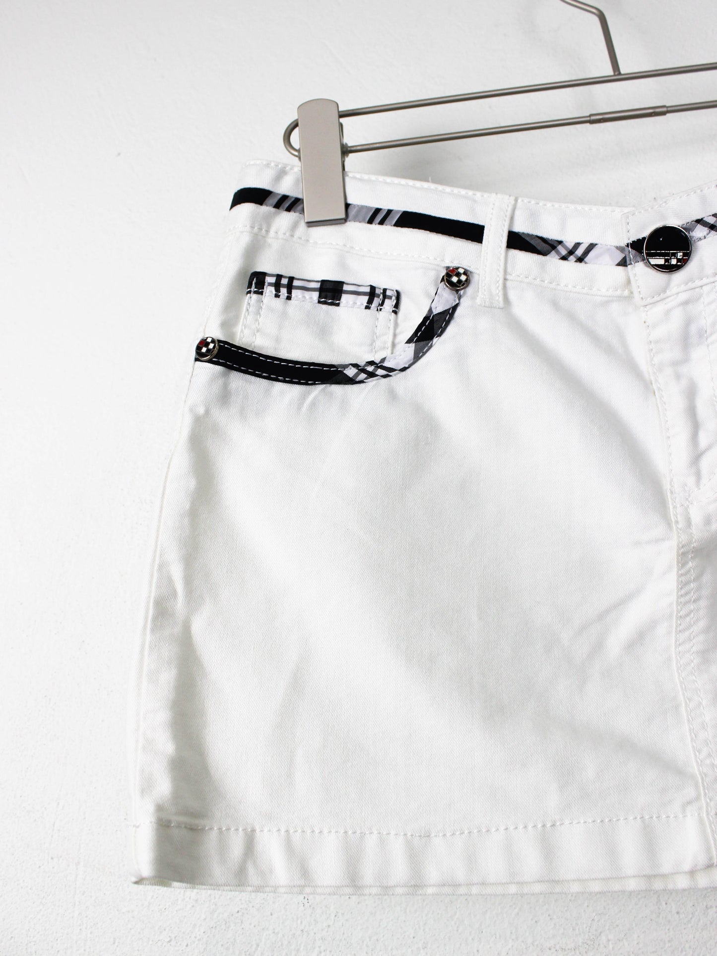 Біла мініспідниця Burberry