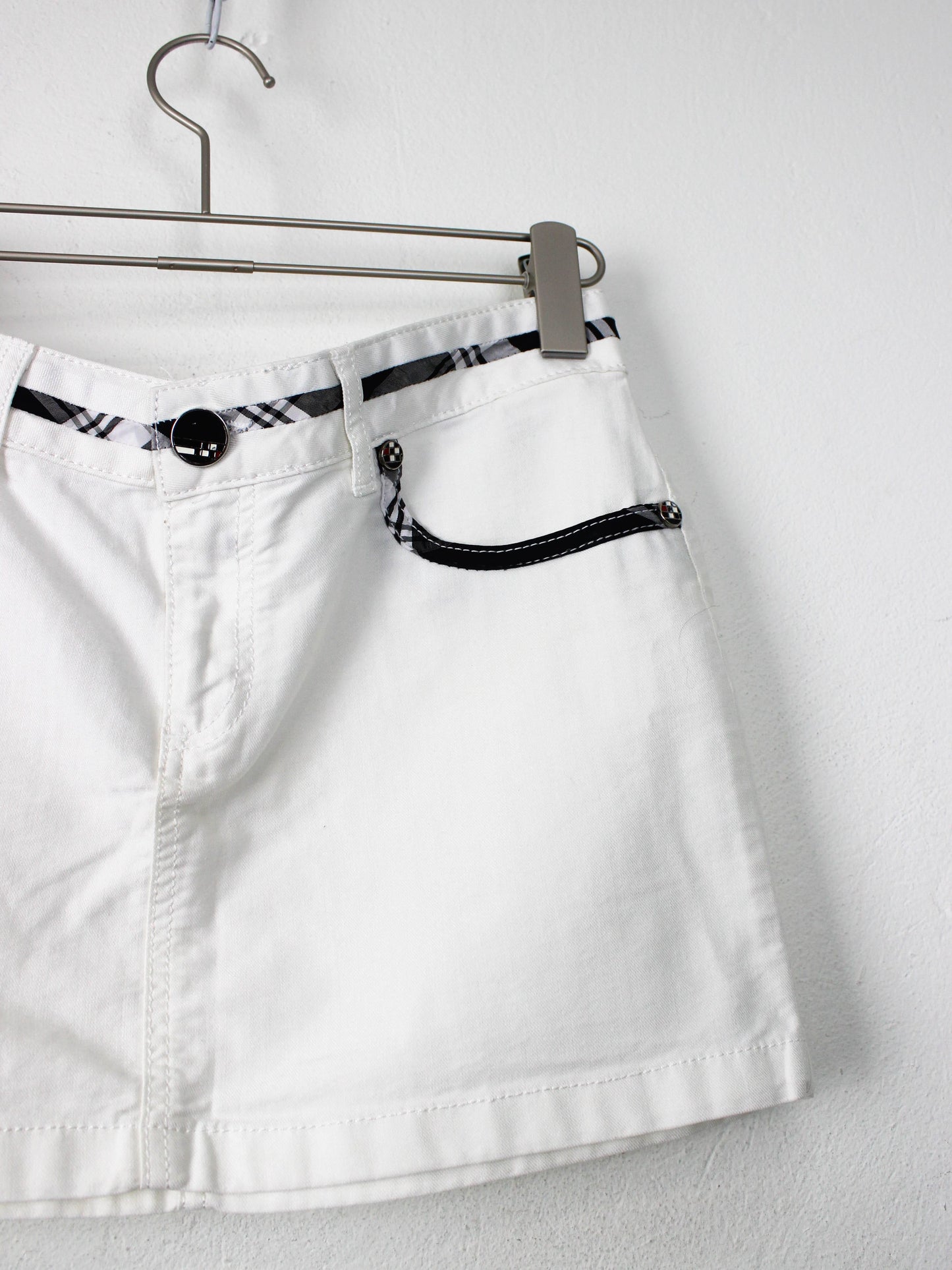 Біла мініспідниця Burberry