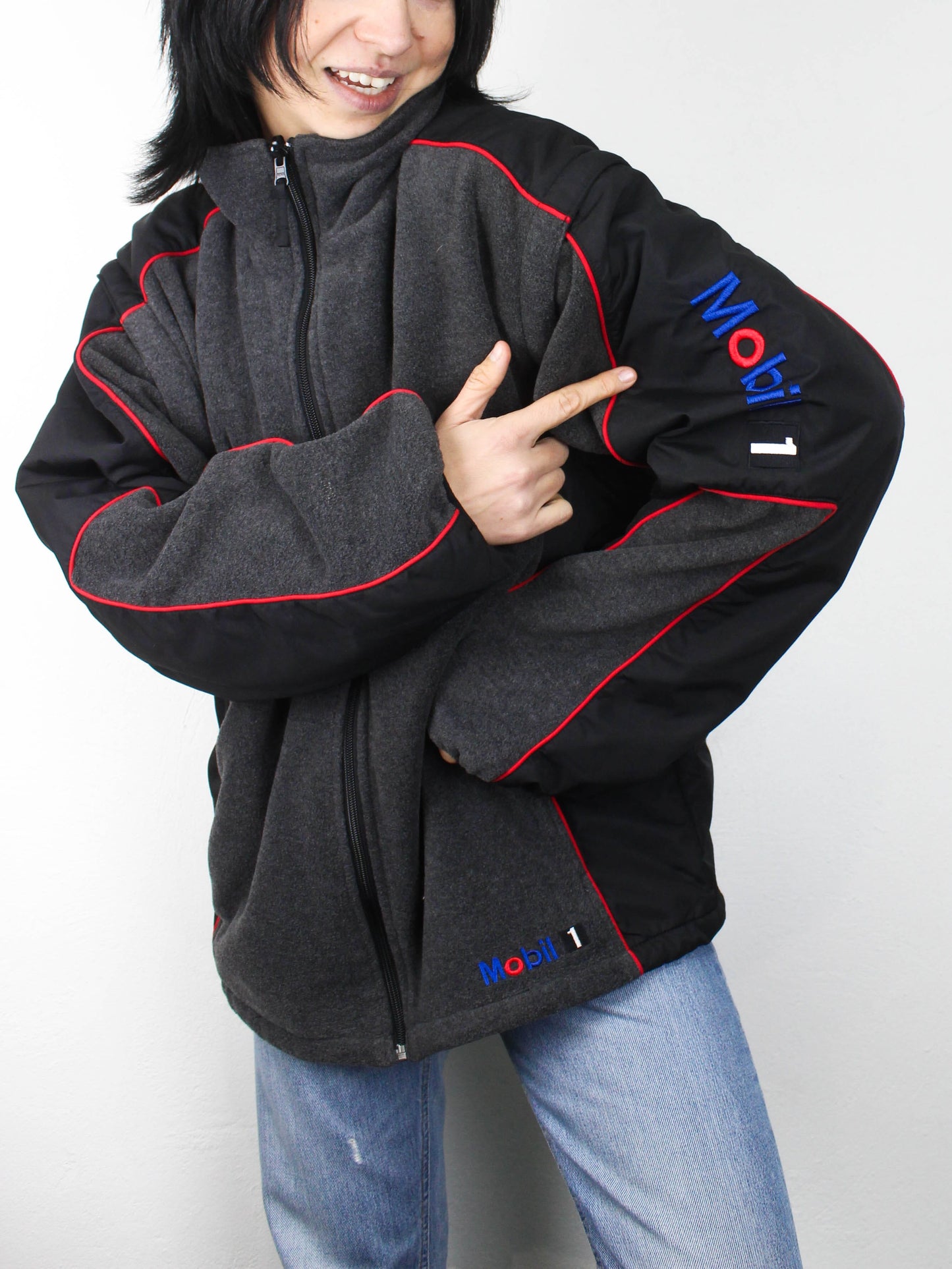 Фліска Mobil 1 з логотипами