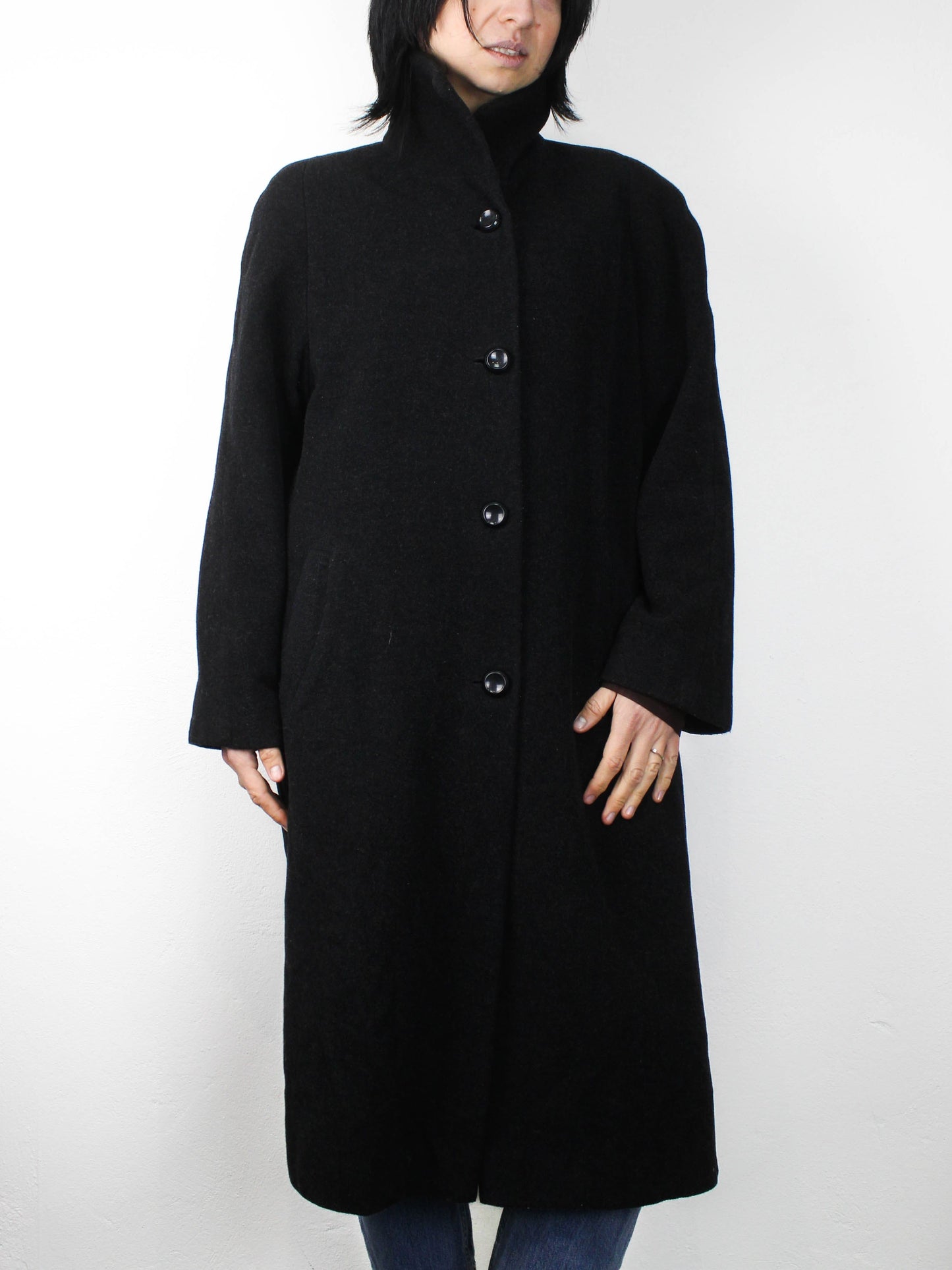 Чорне пальто на ґудзиках із стійкою