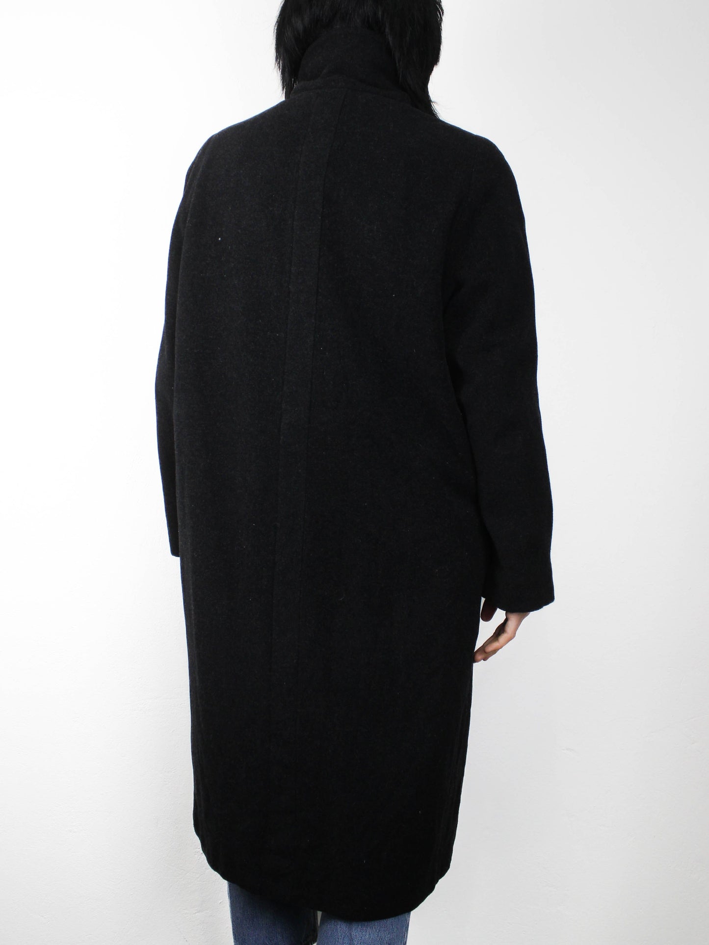 Чорне пальто на ґудзиках із стійкою