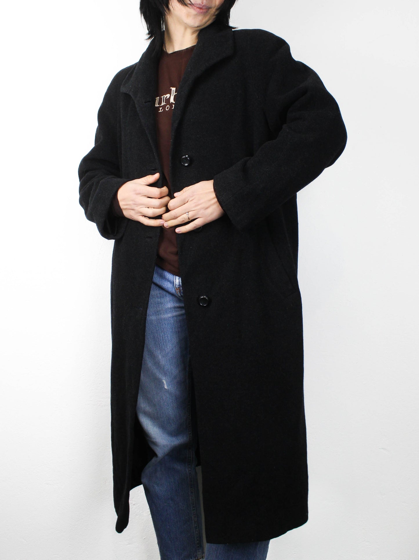 Чорне пальто на ґудзиках із стійкою