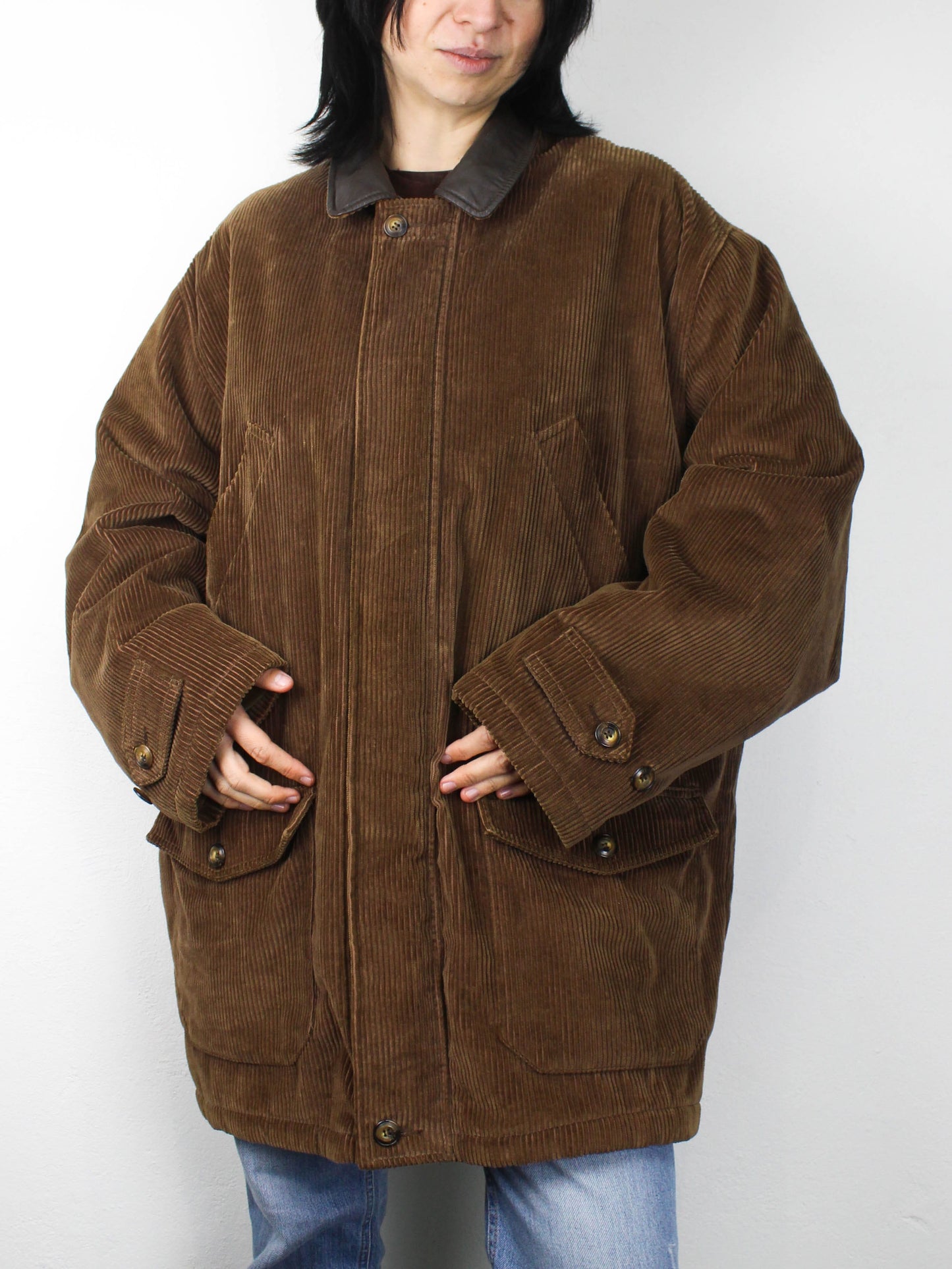 Коричнева вельветова куртка з вовняною підкладкою