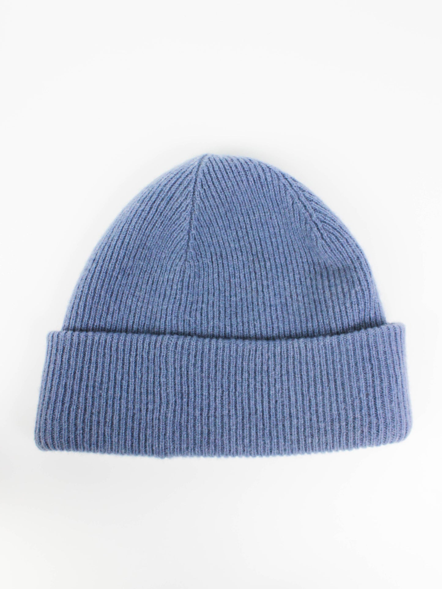 Блакитна в'язана шапка