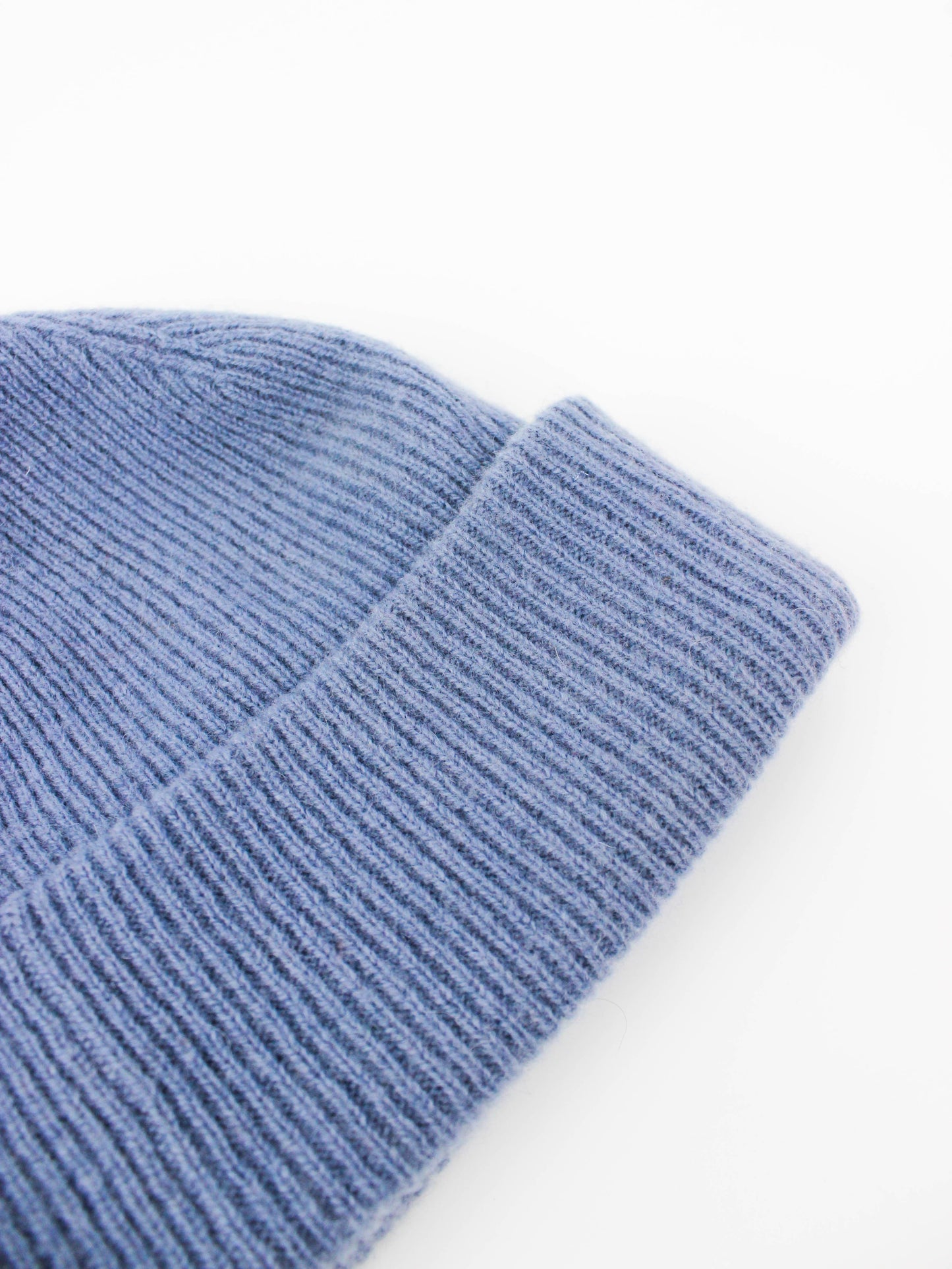 Блакитна в'язана шапка