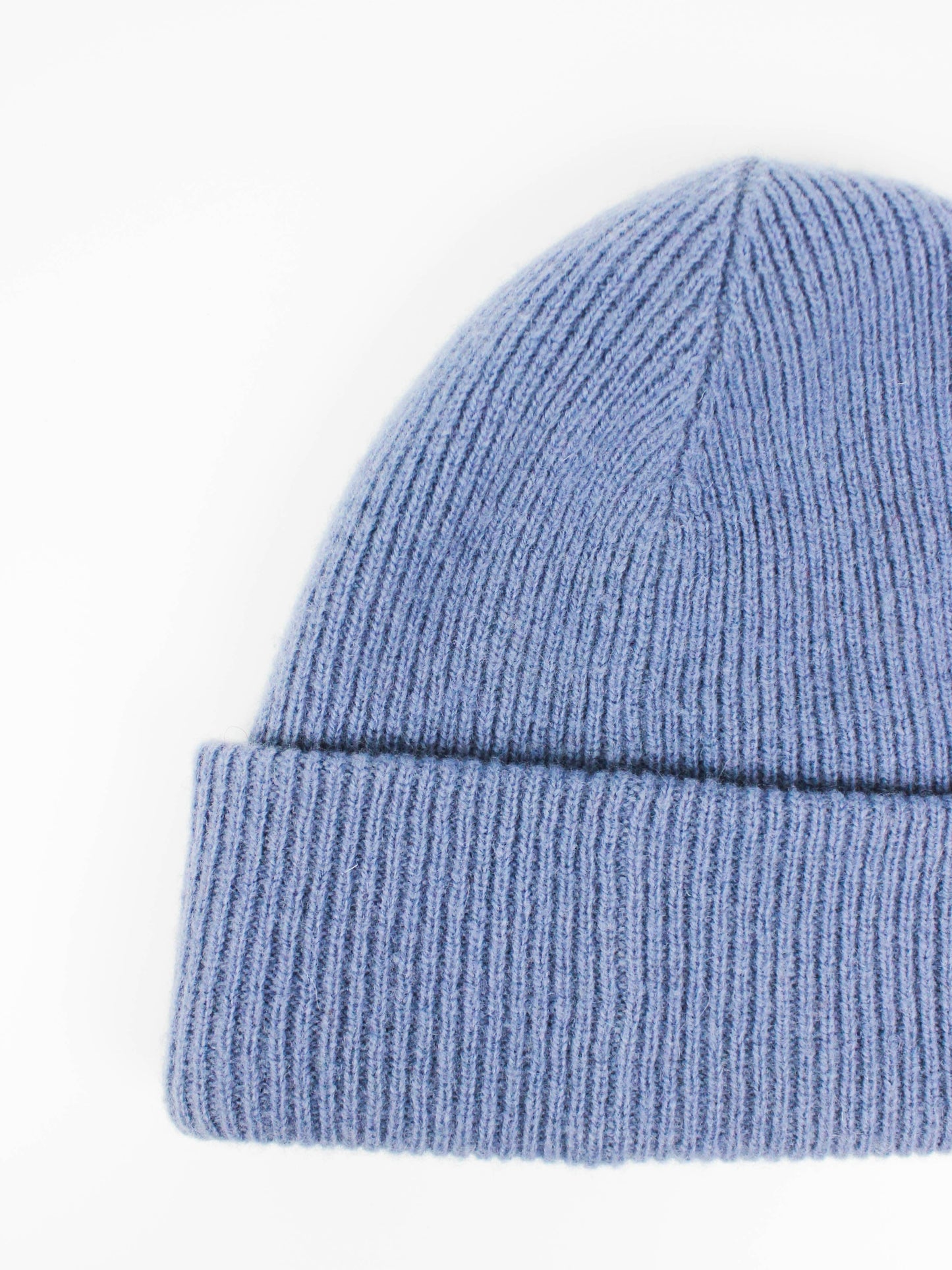 Блакитна в'язана шапка