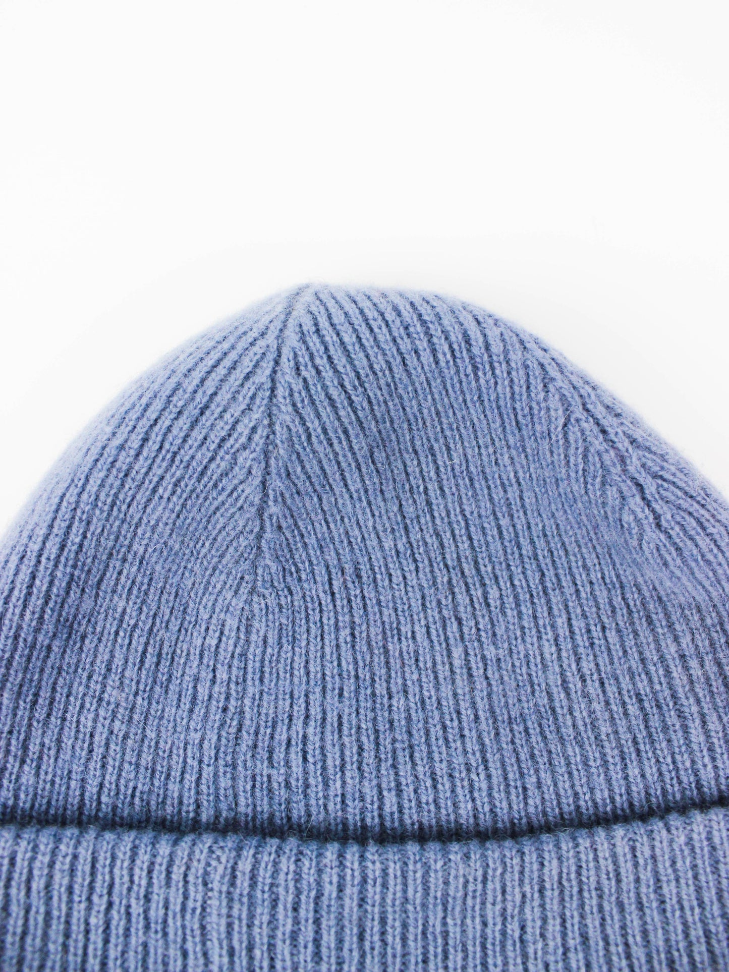 Блакитна в'язана шапка