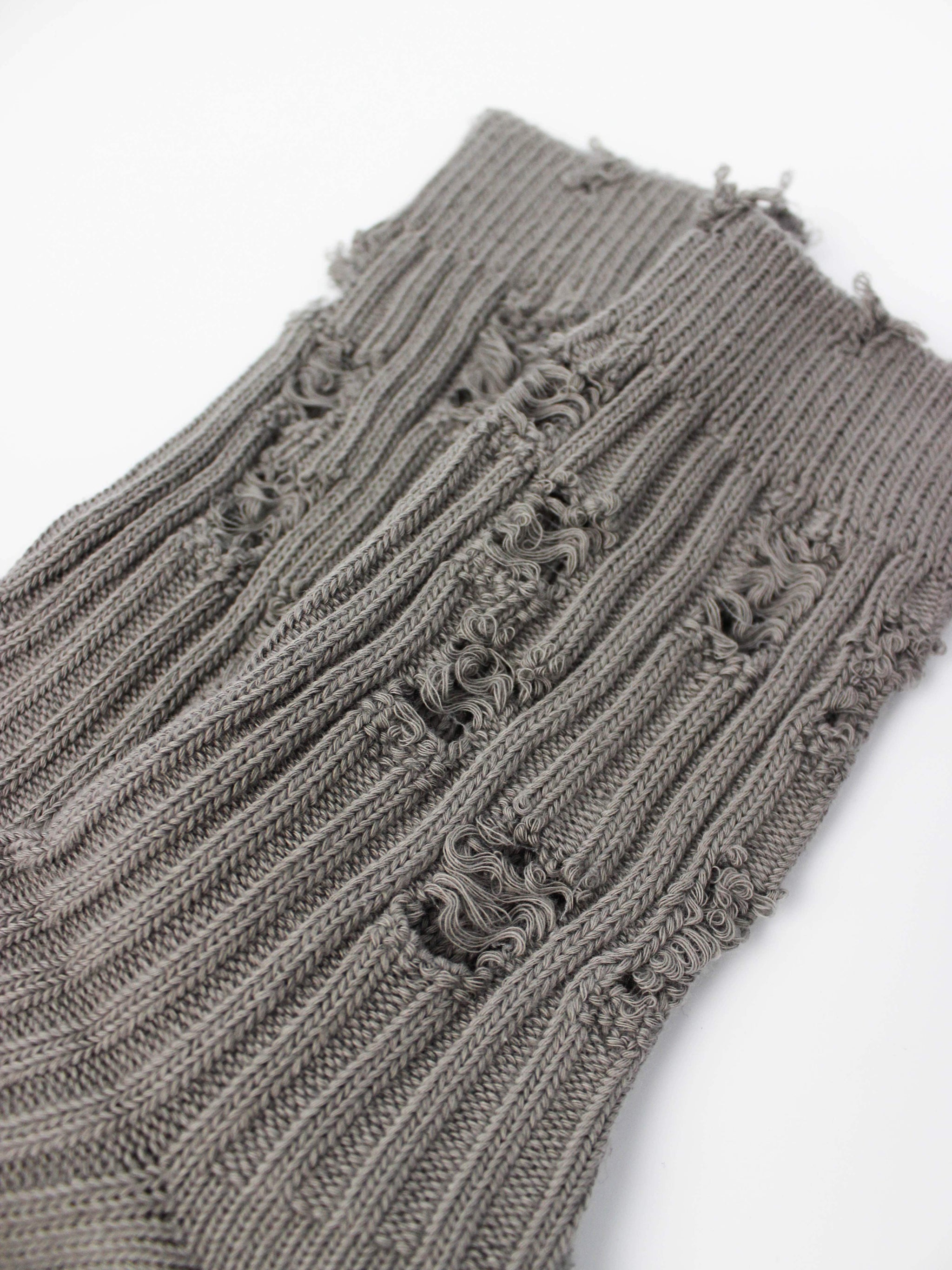 Сірі/білі шкарпетки із рваностями