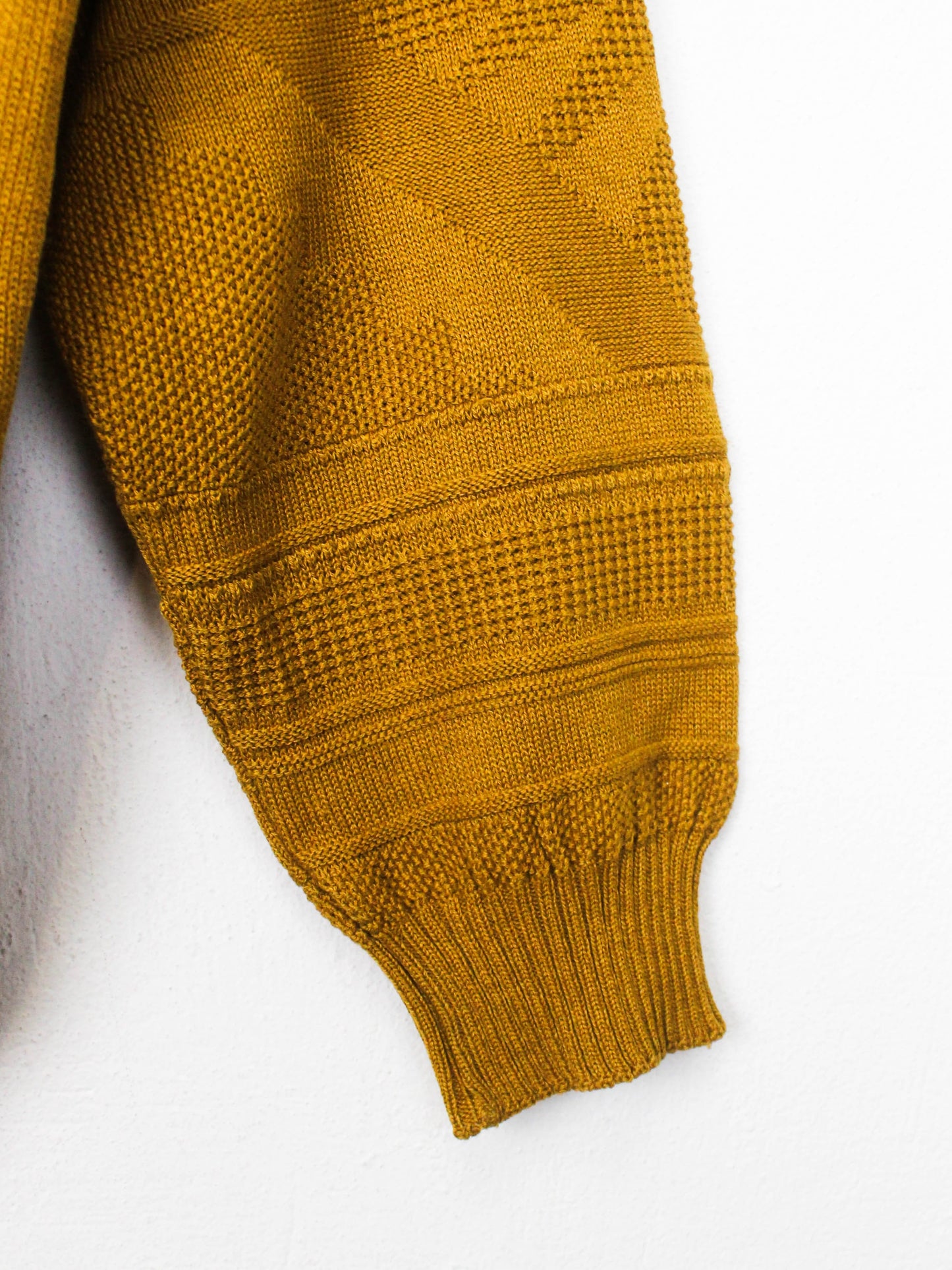 Гірчичний светр Monello