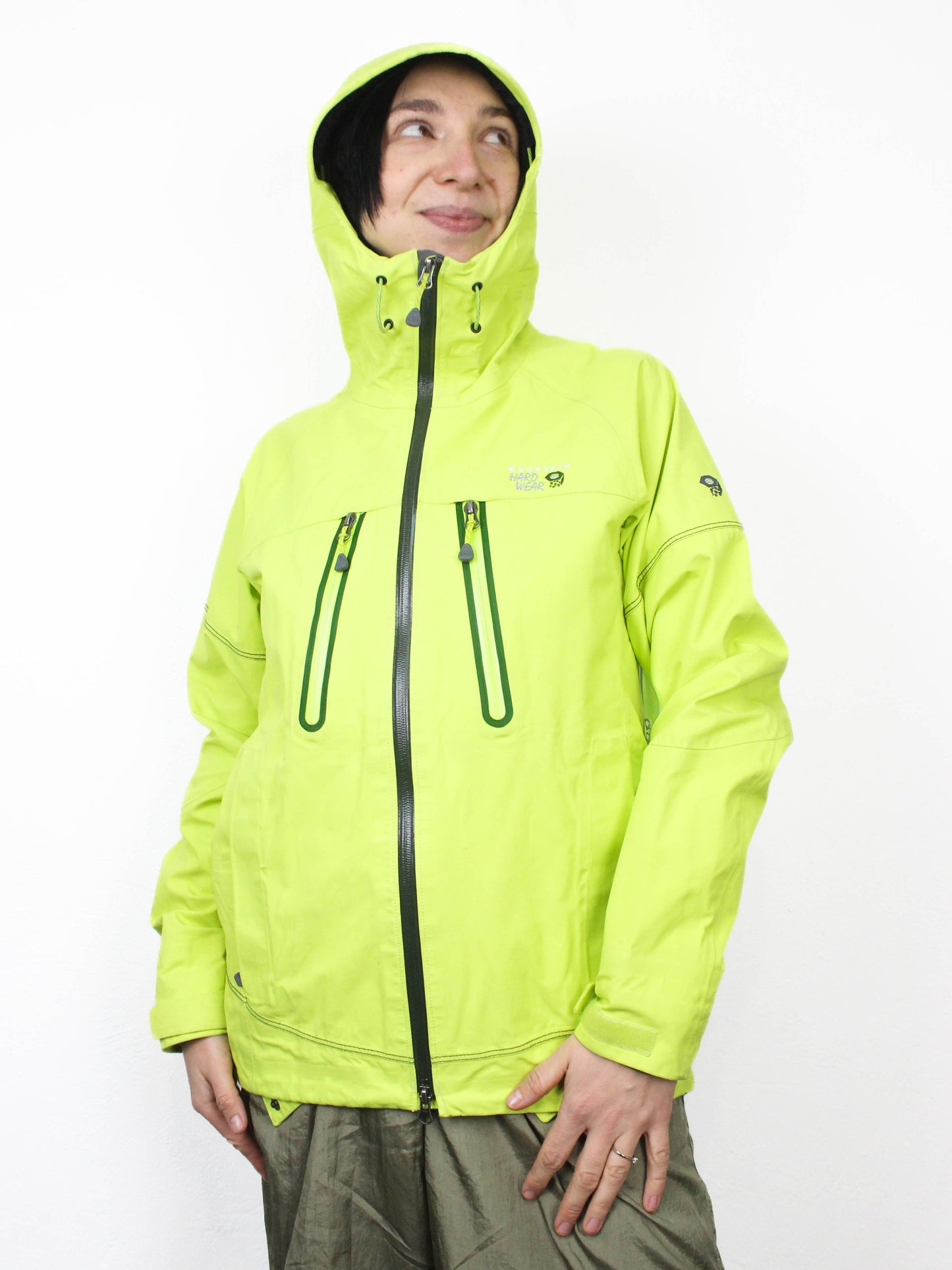 Яскраво-зелена куртка Mountain Hardwear з мембраною