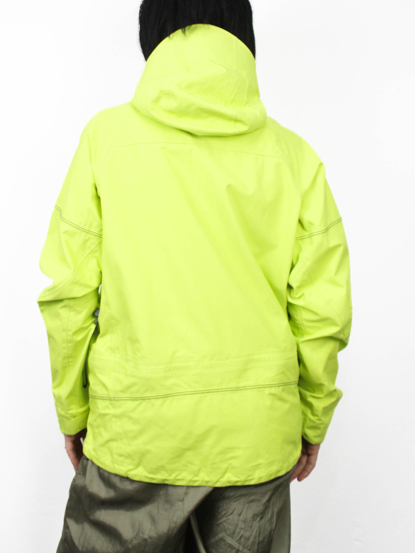 Яскраво-зелена куртка Mountain Hardwear з мембраною