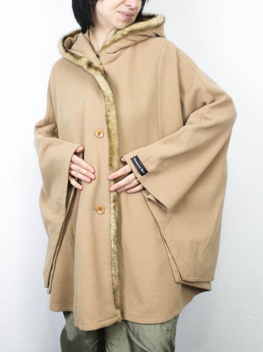 Карамельне пончо із капюшоном