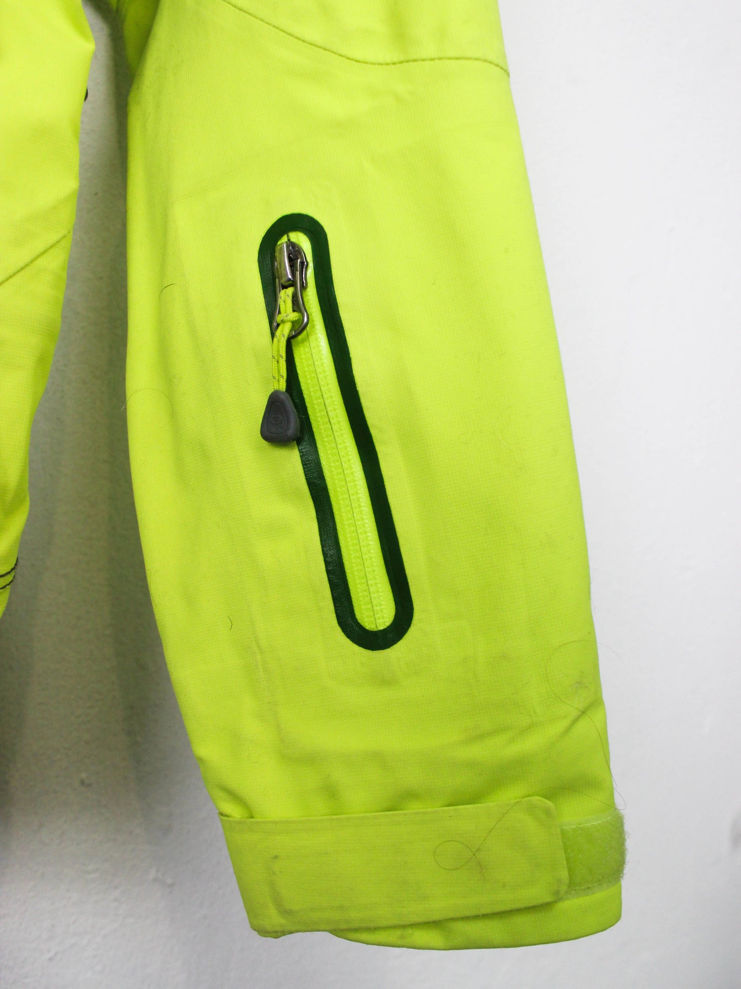 Яскраво-зелена куртка Mountain Hardwear з мембраною