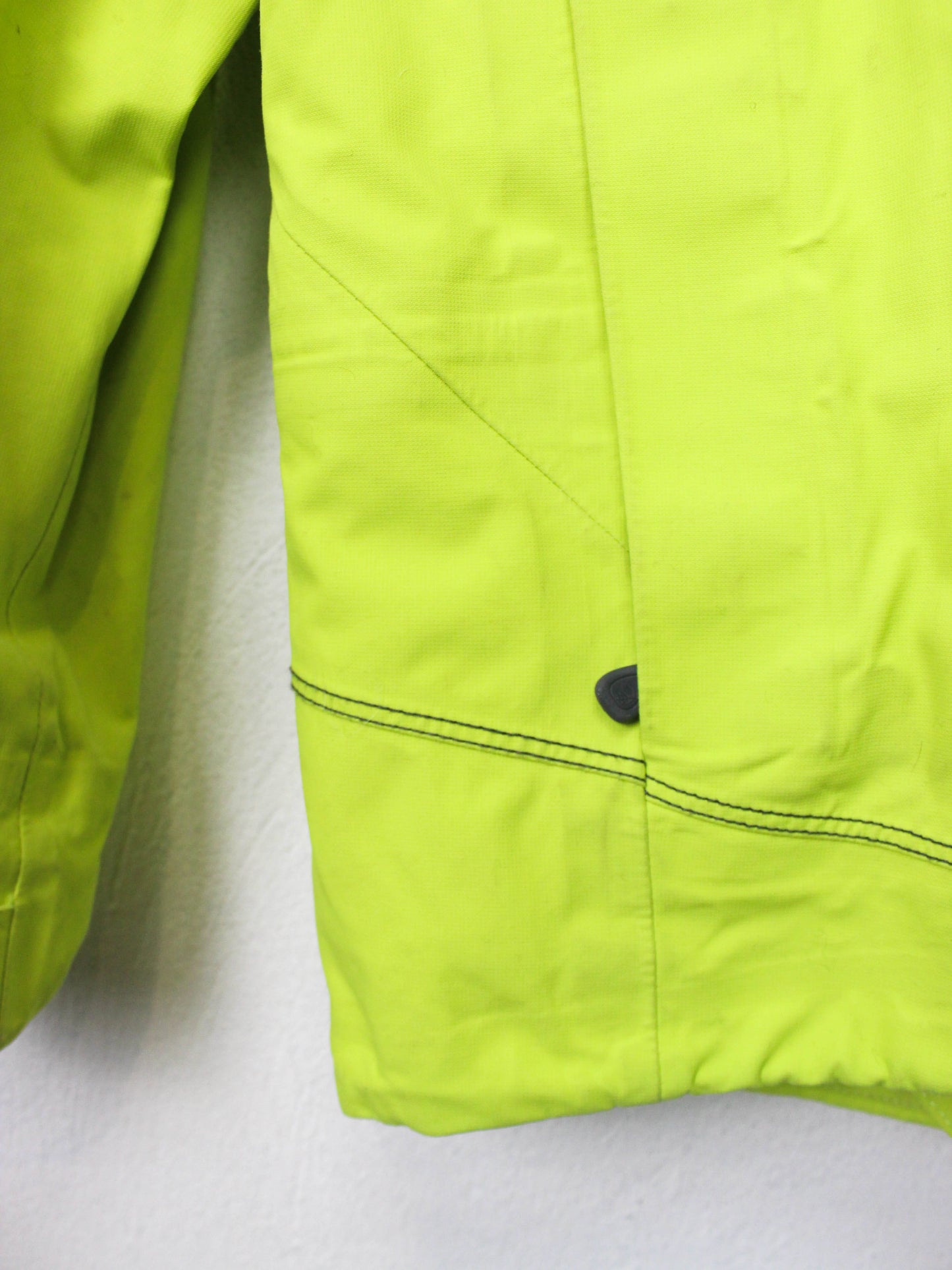 Яскраво-зелена куртка Mountain Hardwear з мембраною