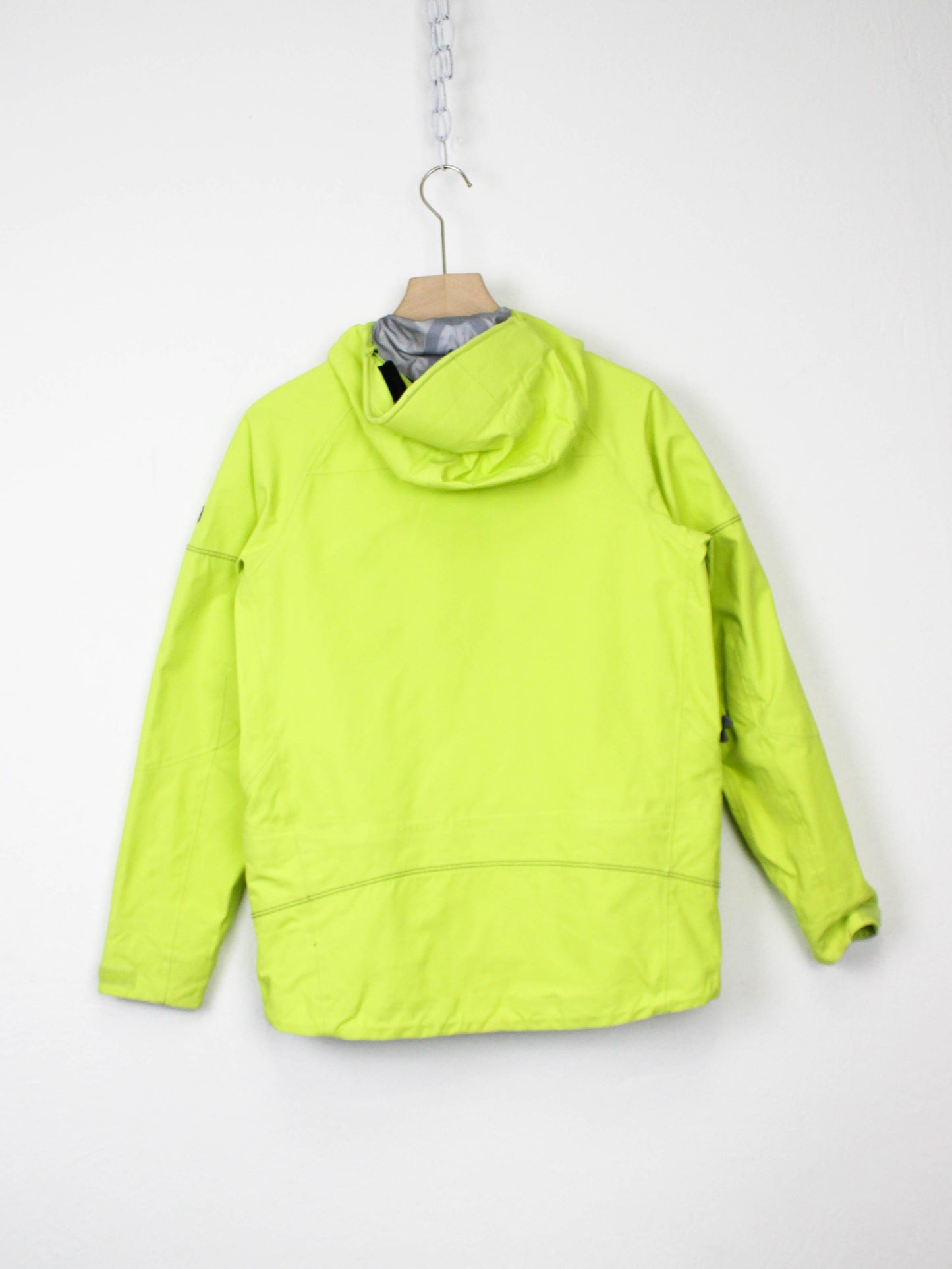 Яскраво-зелена куртка Mountain Hardwear з мембраною