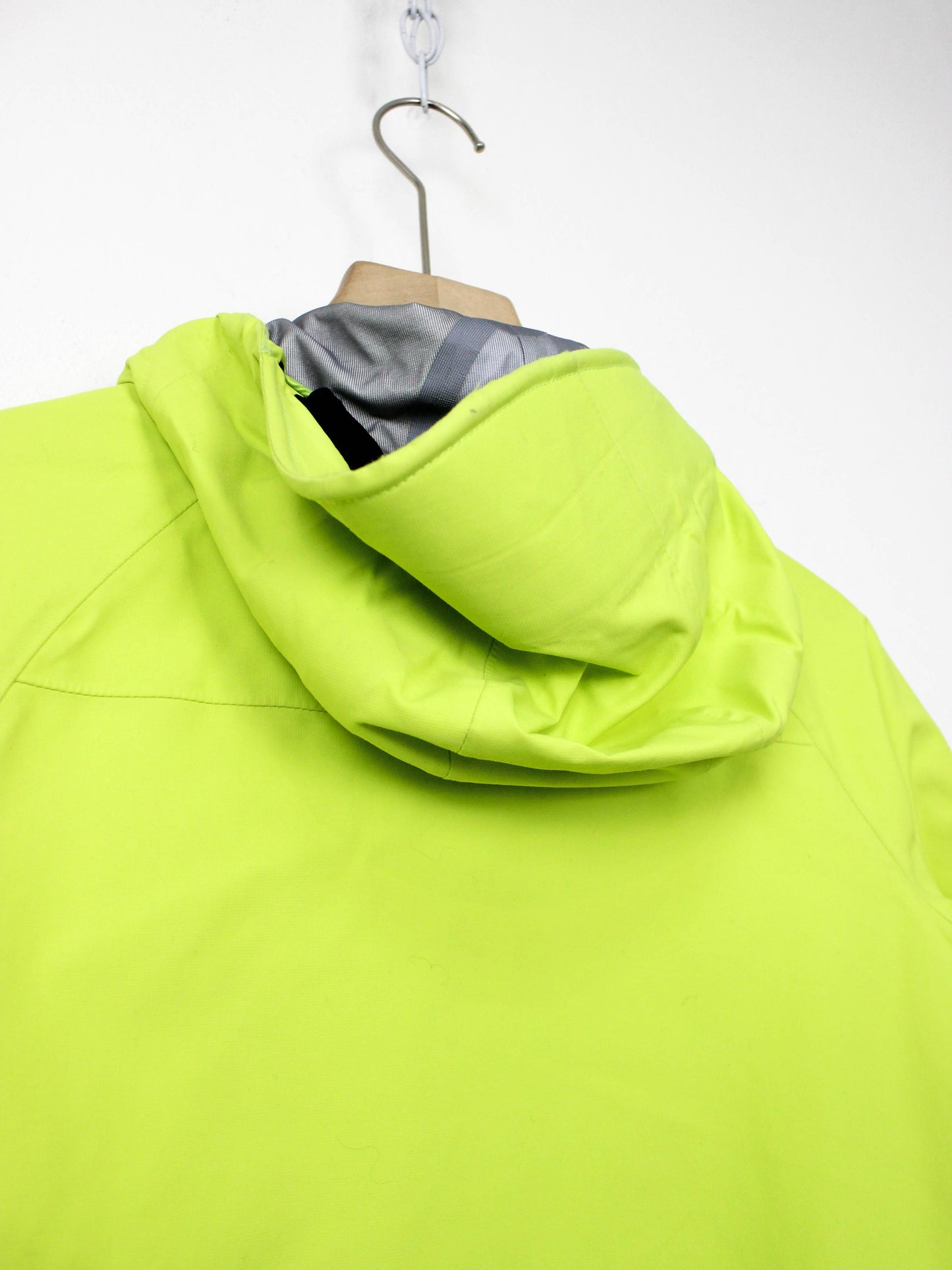 Яскраво-зелена куртка Mountain Hardwear з мембраною