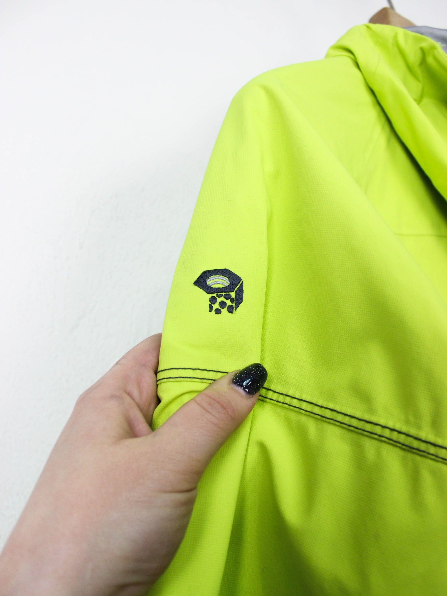 Яскраво-зелена куртка Mountain Hardwear з мембраною