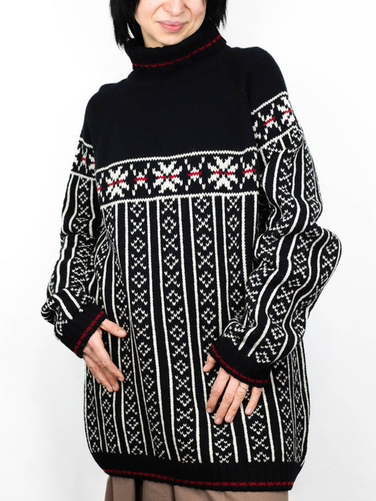 Чорний в'язаний светр із сніжинками