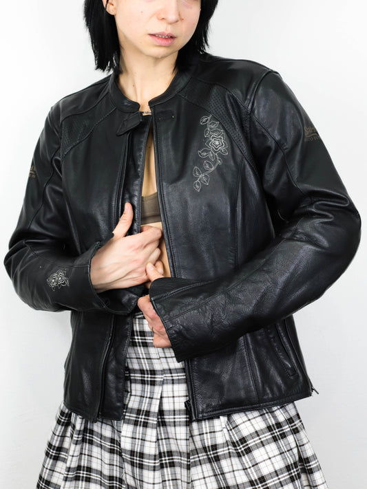 Байкерська косуха із квітковою вишивкою