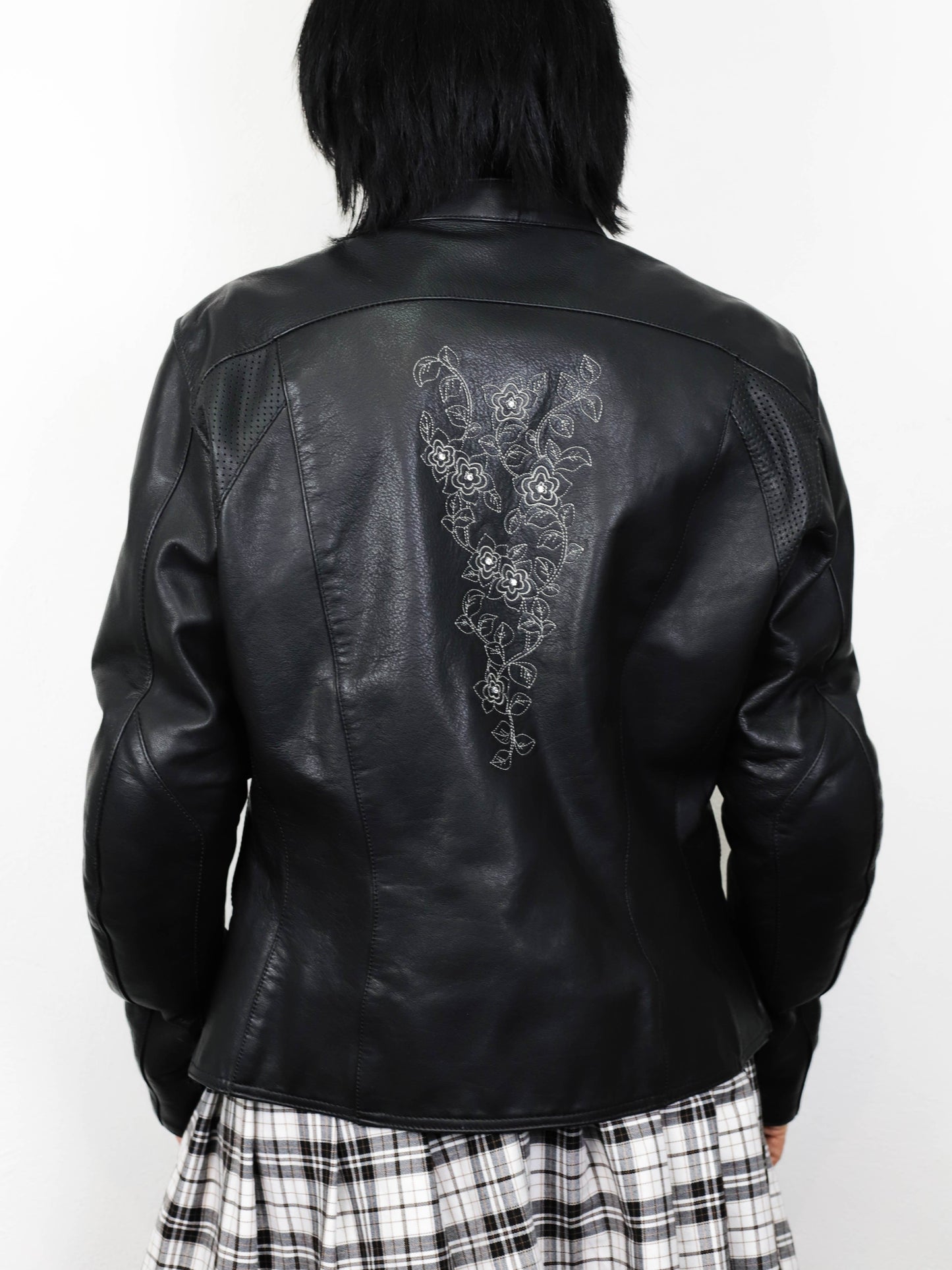Байкерська косуха із квітковою вишивкою