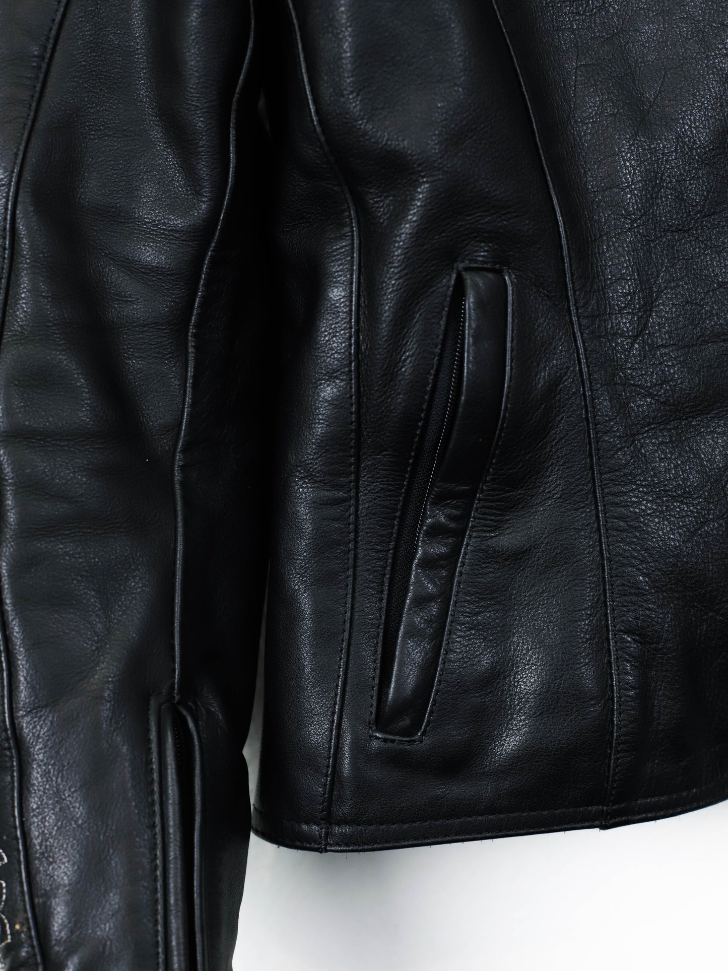 Байкерська косуха із квітковою вишивкою